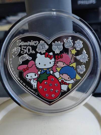 【海寕潮】拍卖第121期 - 【海寧潮】纽埃2010Hello Kitty诞生100克心形镶水晶彩色纪念银币，999银市场售价1880