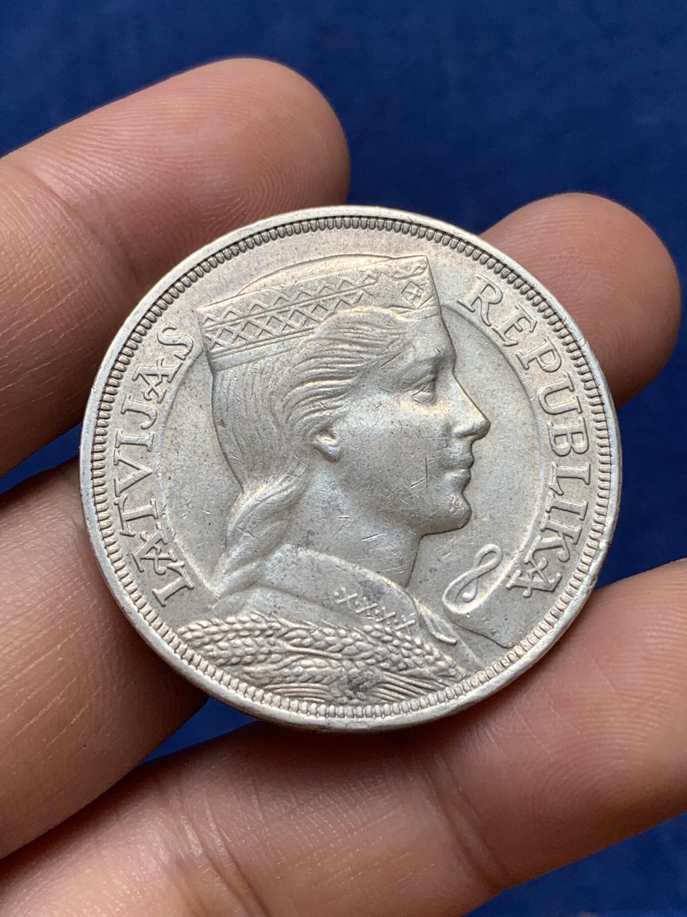 《竞宝斋》第292场- 周日，周一  2场连拍 （全场包邮） 拉脱维亚1931年民族少女5拉特 从公博64的盒子拆出 品相不错 比起NGC性价比高多了 适合把玩