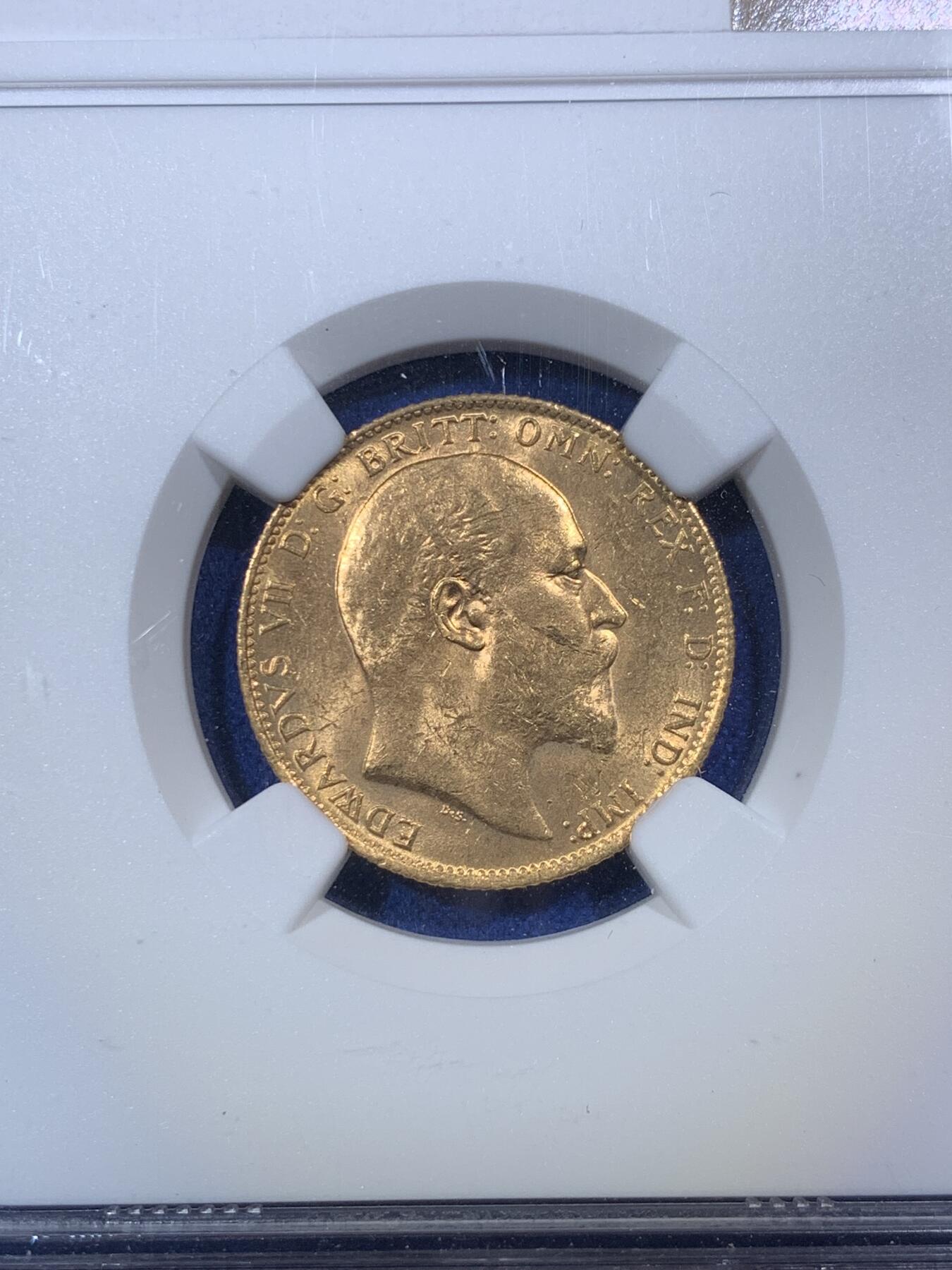 《竞宝斋》第292场- 周日，周一  2场连拍 （全场包邮） NGC MS63 澳大利亚1910年爱德华七世1索维林金币 1镑 国王头像打制细腻锐利，头发胡须根根分明，金子比较软，流通金币上无论是存储还是流通中都特别容易留下接触痕，110年岁月，如此品相非常不容易了。金价迅速上涨的今天，还要什么比金币更保值的理财品种呢？金料价：4150元。