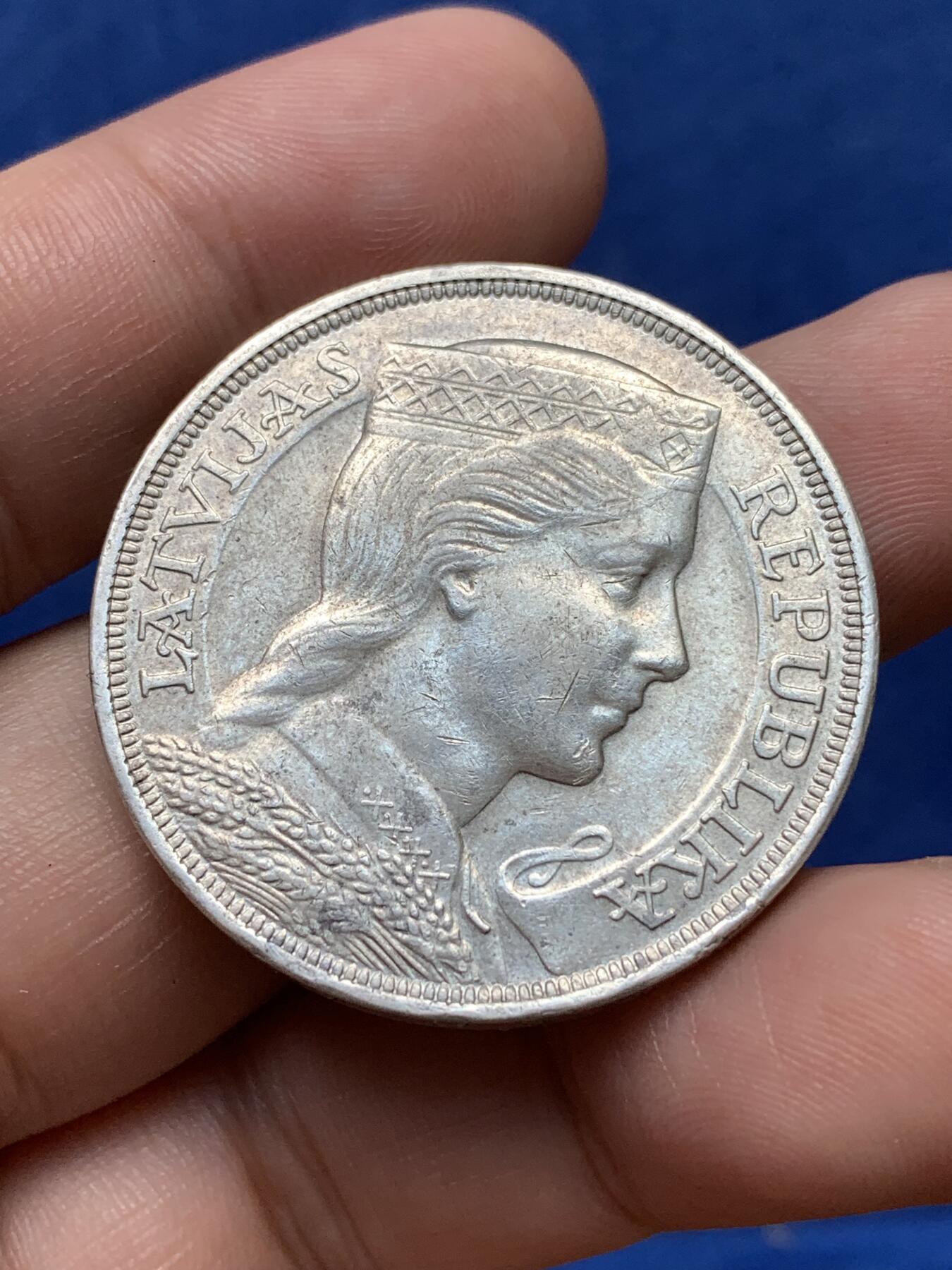 《竞宝斋》第292场- 周日，周一  2场连拍 （全场包邮） 拉脱维亚1931年民族少女5拉特 从公博64的盒子拆出 品相不错 比起NGC性价比高多了 适合把玩