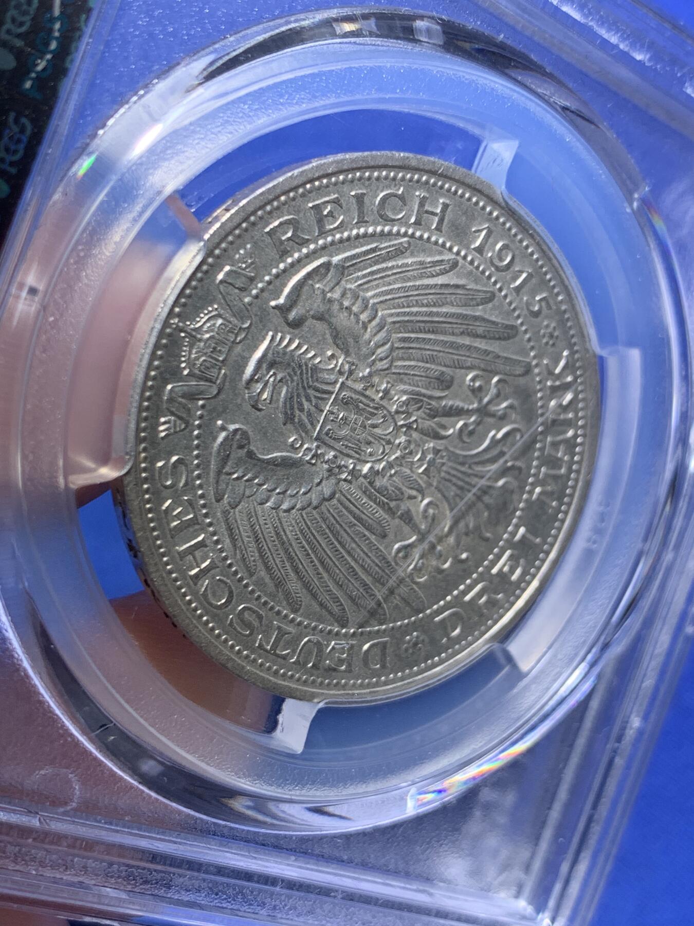 《竞宝斋》第292场- 周日，周一  2场连拍 （全场包邮） PCGS MS64 德国普鲁士1915曼斯菲尔德屠龙3马克银币 背面盒子上有一划痕