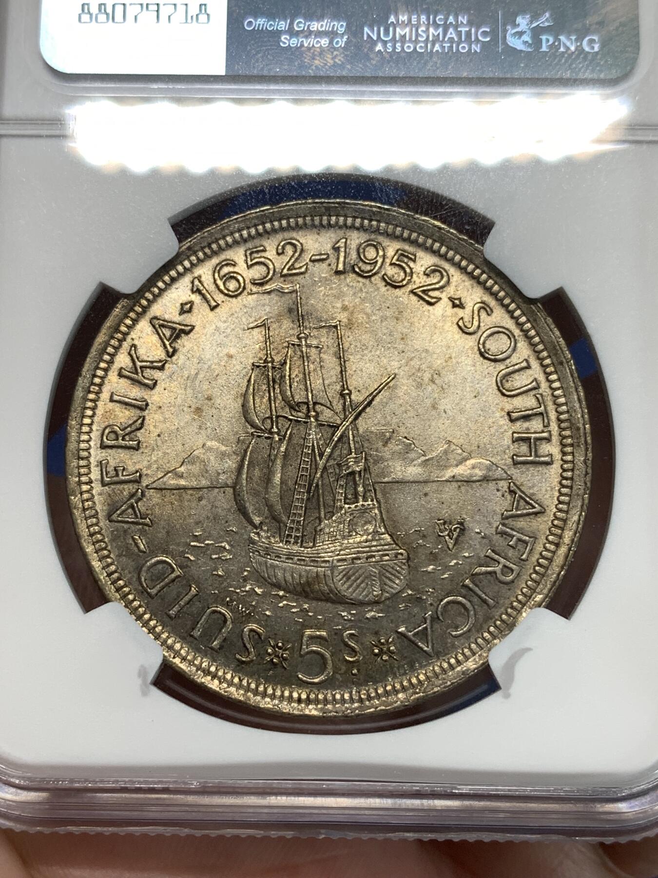 《竞宝斋》第292场- 周日，周一  2场连拍 （全场包邮） NGC MS62 南非1952年5先令大银币 背面带金色彩