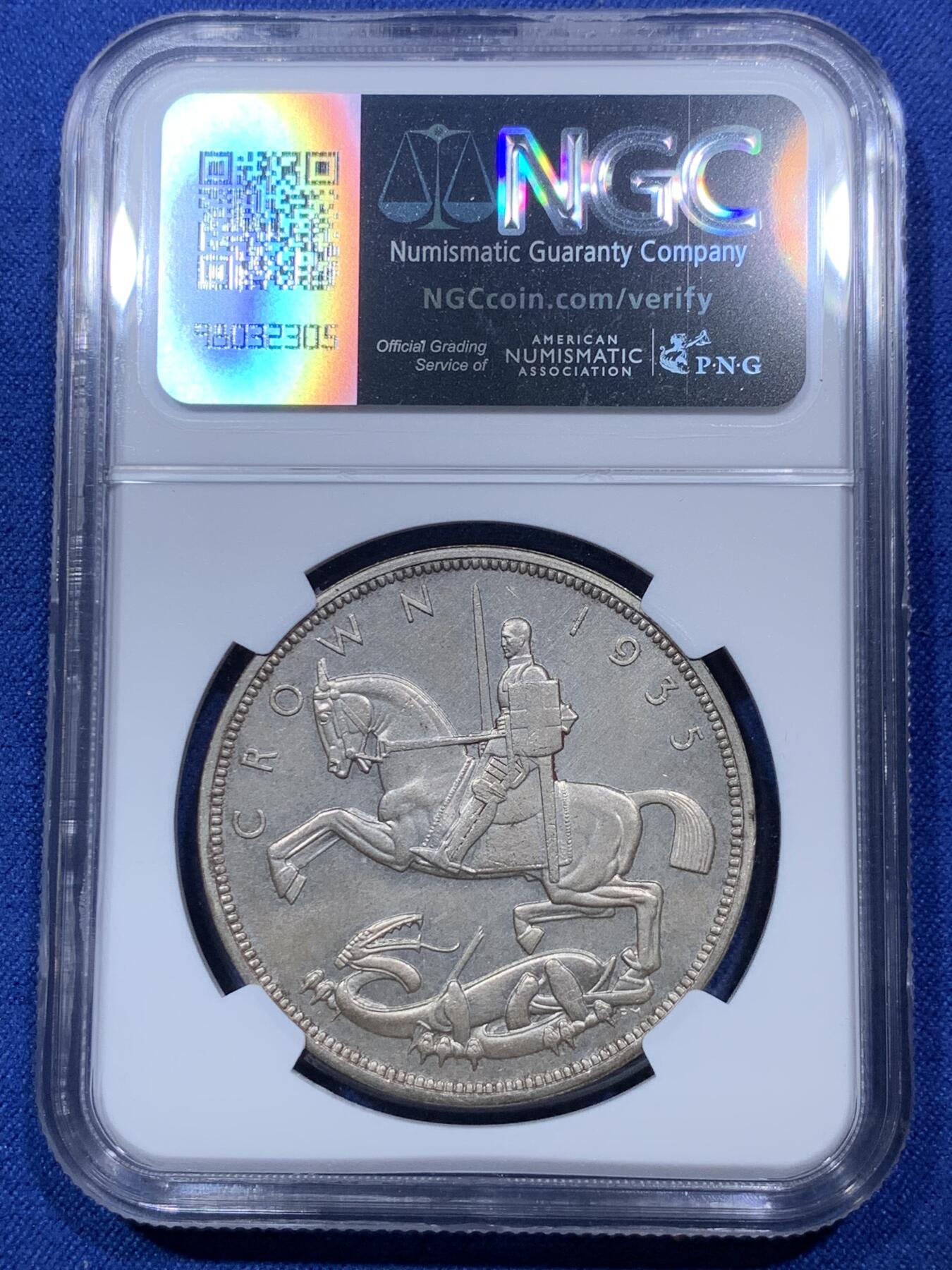 《竞宝斋》第292场- 周日，周一  2场连拍 （全场包邮） NGC SP62 英国1935年乔五木马剑特制克朗银币 特殊工艺 全新原盒 原始包浆 不知道上海n评的什么东西 是不是洗白白才看得懂？