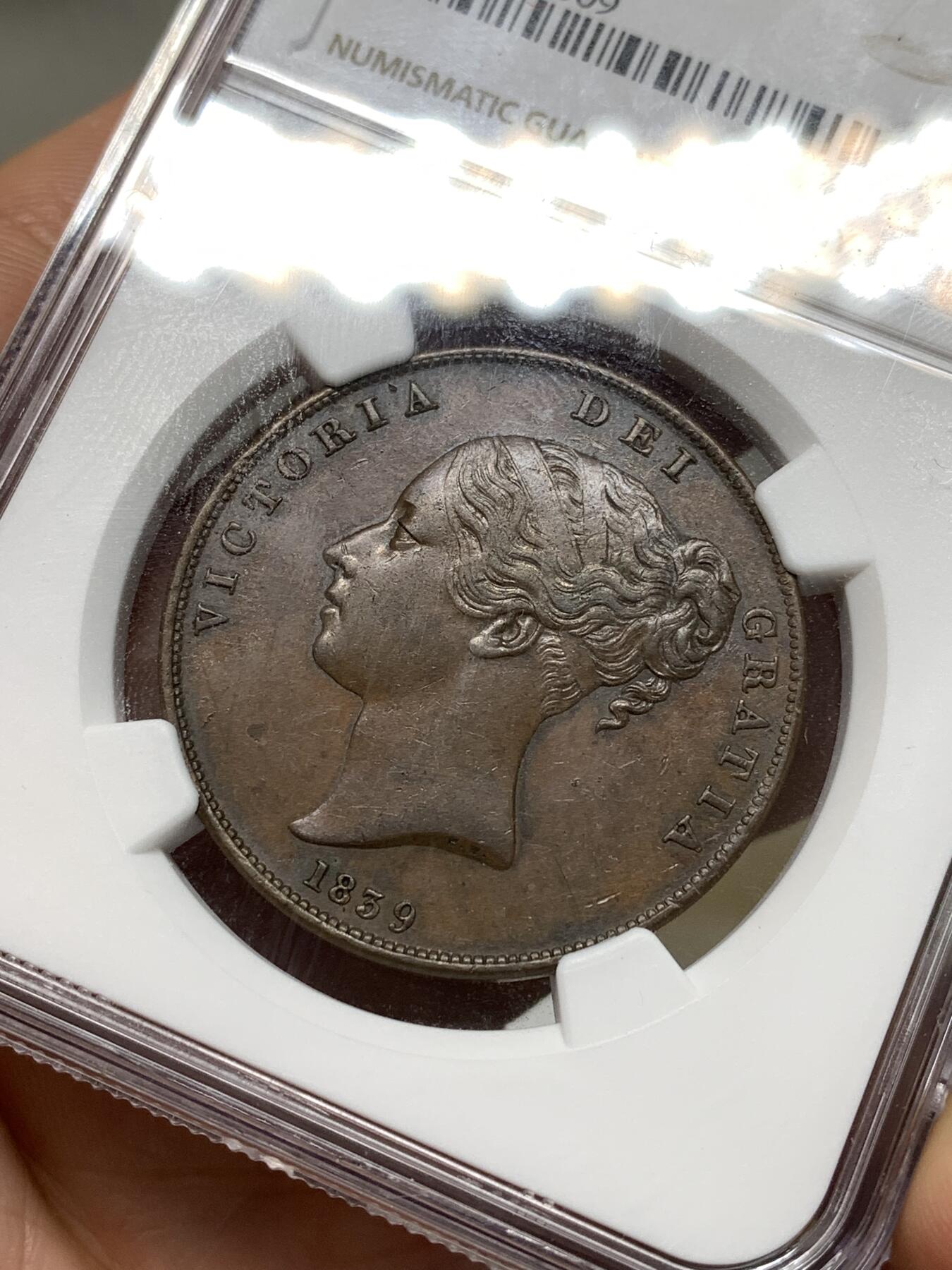 《竞宝斋》第292场- 周日，周一  2场连拍 （全场包邮） NGC AU55BN 曼岛1839年1便士大铜币 三曲腿单年份名誉品 细节什么都很好