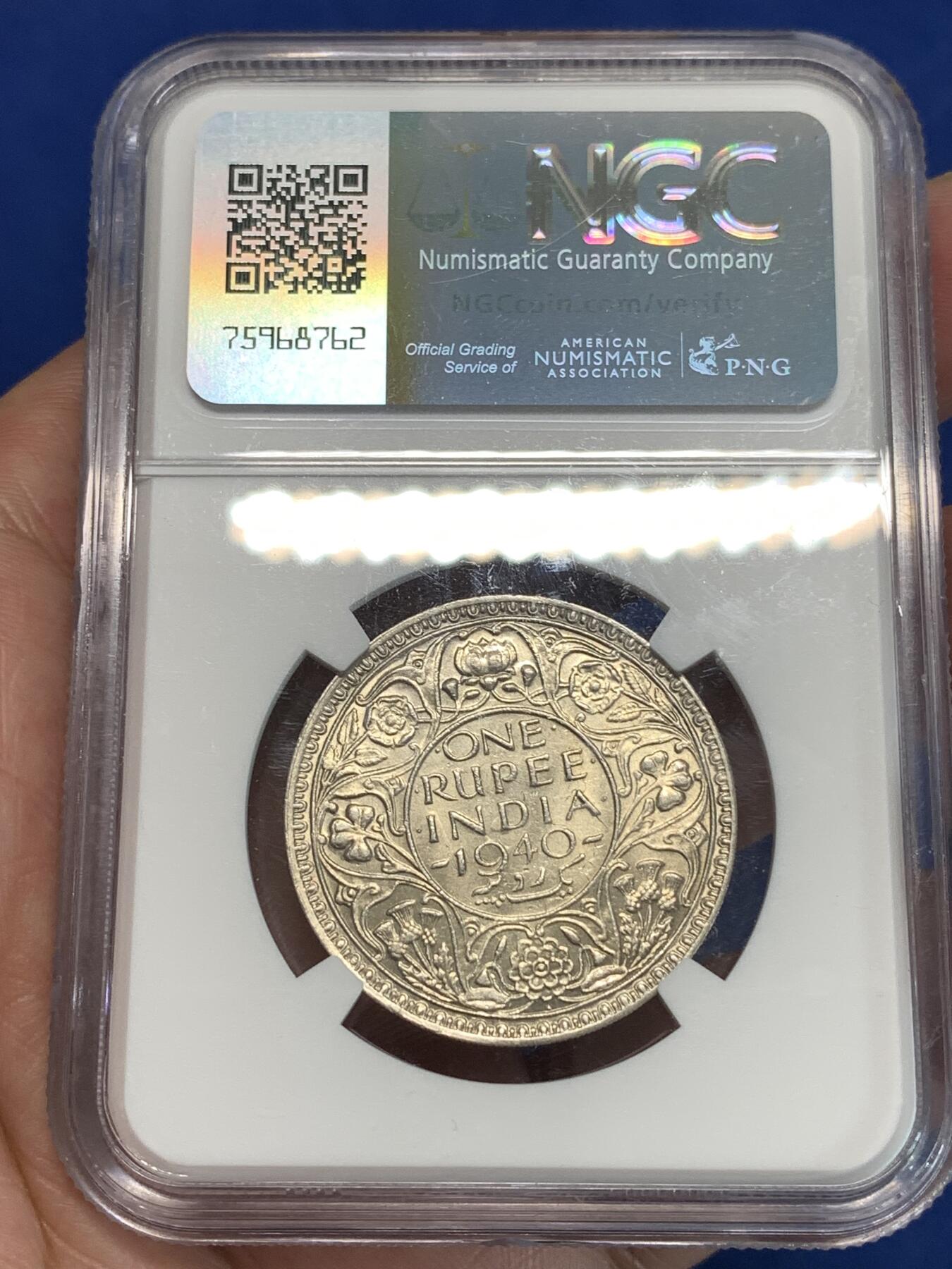 《竞宝斋》第292场- 周日，周一  2场连拍 （全场包邮） NGC MS62 英属印度1940年乔六1卢比 这个是早期40年版本，边齿更细跟后期的不同，收集大全套不可少