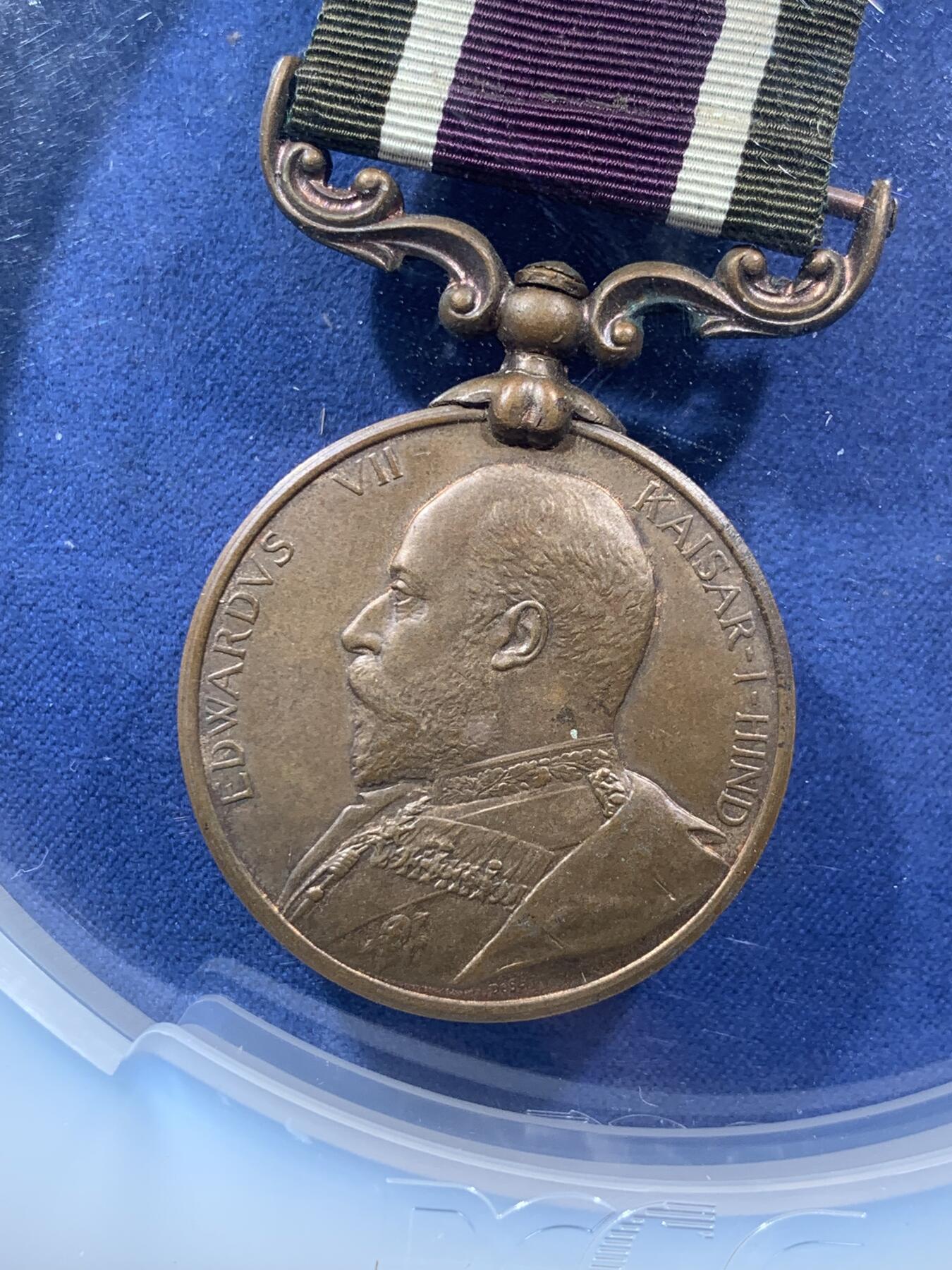 《竞宝斋》第292场- 周日，周一  2场连拍 （全场包邮） PCGS MS64 冠军分 英国1903-04年西藏战役纪念铜章 爱德华七世戎装像背面布达拉宫 带花刻边铭 大多缺少绶带 完整配绶带且入盒者难能可贵 唯一冠军分