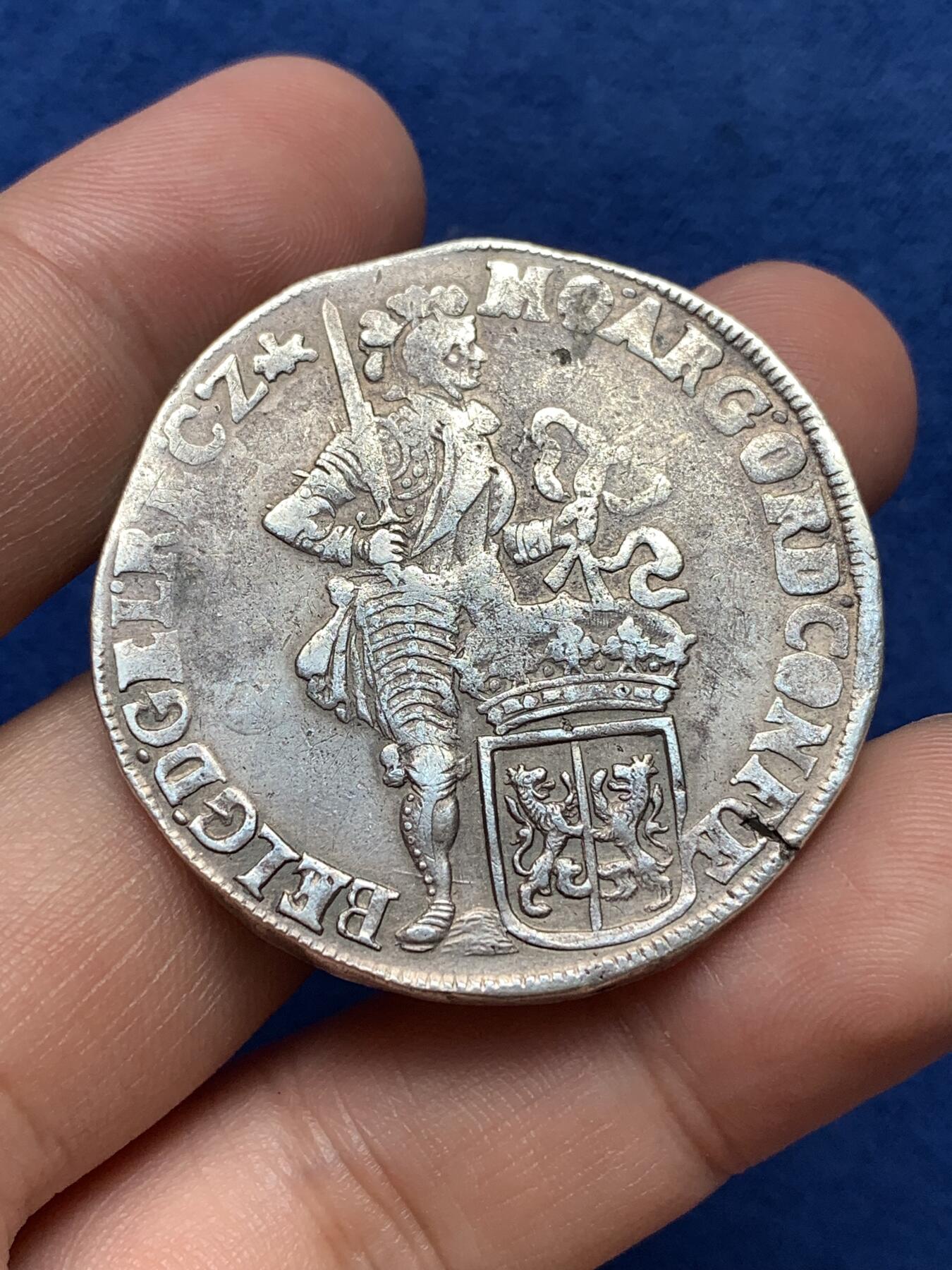 《竞宝斋》第292场- 周日，周一  2场连拍 （全场包邮） 荷兰 1699年 海尔德兰省，少见地名，持剑武士1杜卡特银币，早期品种，状态已经算不错，27.6克，光边