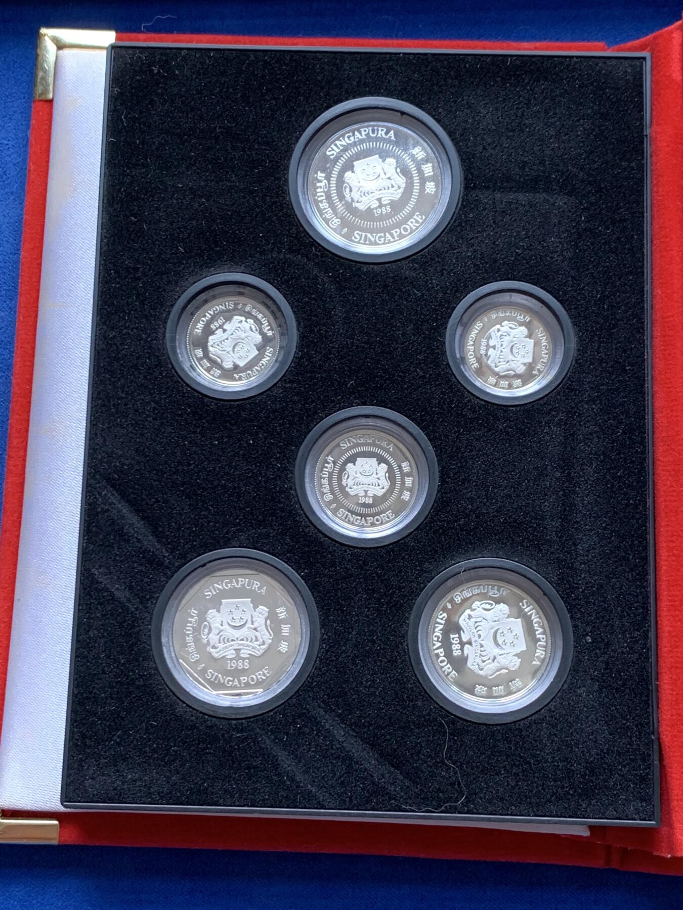 《竞宝斋》第292场- 周日，周一  2场连拍 （全场包邮） 新加坡1988年花卉精制银币套装一套六枚 早期出品 盒证齐全