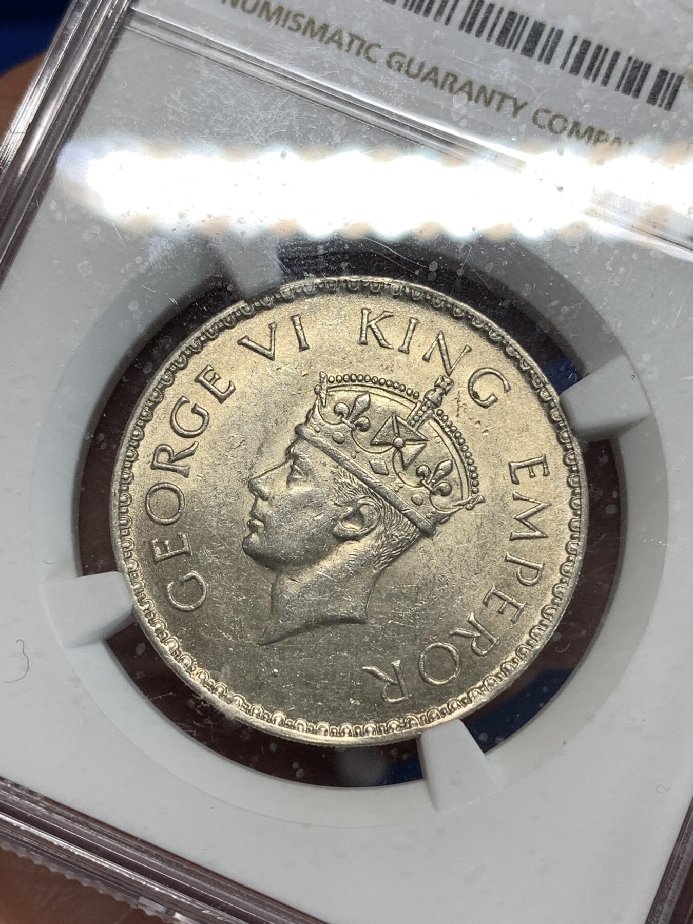 《竞宝斋》第292场- 周日，周一  2场连拍 （全场包邮） NGC MS62 英属印度1940年乔六1卢比 这个是早期40年版本，边齿更细跟后期的不同，收集大全套不可少