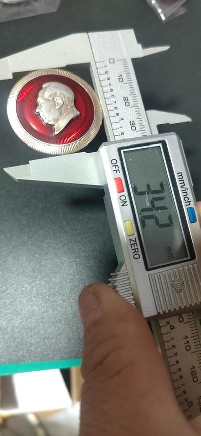 毛主席像章拍场，都是部队章 🔥🔥🔥🔥毛主席像章，34.2毫米，背面有铭文：中国人民解放军5703工厂