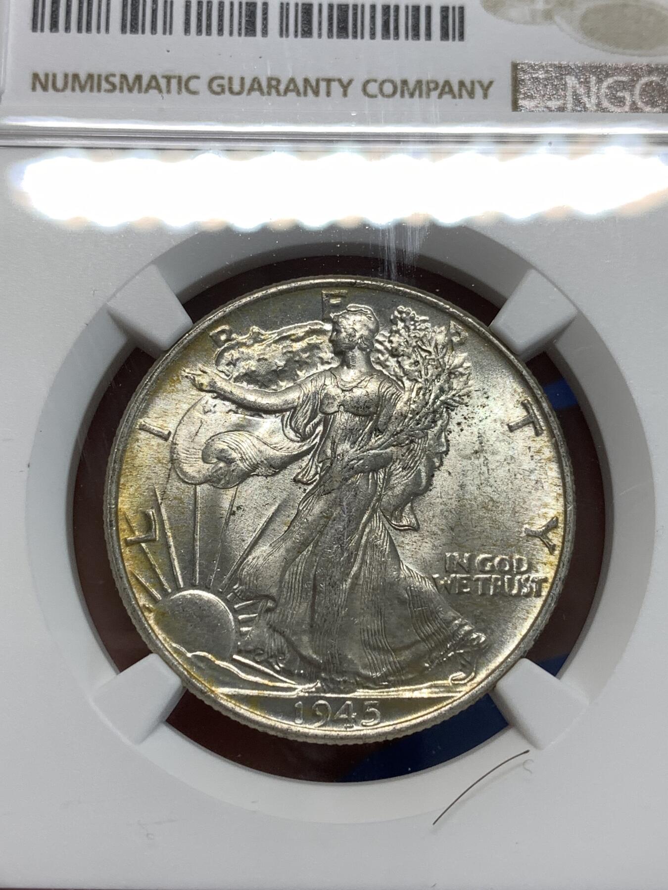 《竞宝斋》第292场- 周日，周一  2场连拍 （全场包邮） NGC MS64 美国1945年行走女神半圆银币 来自美国库存包装，非原卷，但是也未可见流通。双面带有脱模剂氧化而成的黄油包浆，养眼舒服。它也是美国币经典设计，深受世界人民喜爱，来自Adolph A. Weinman的设计。