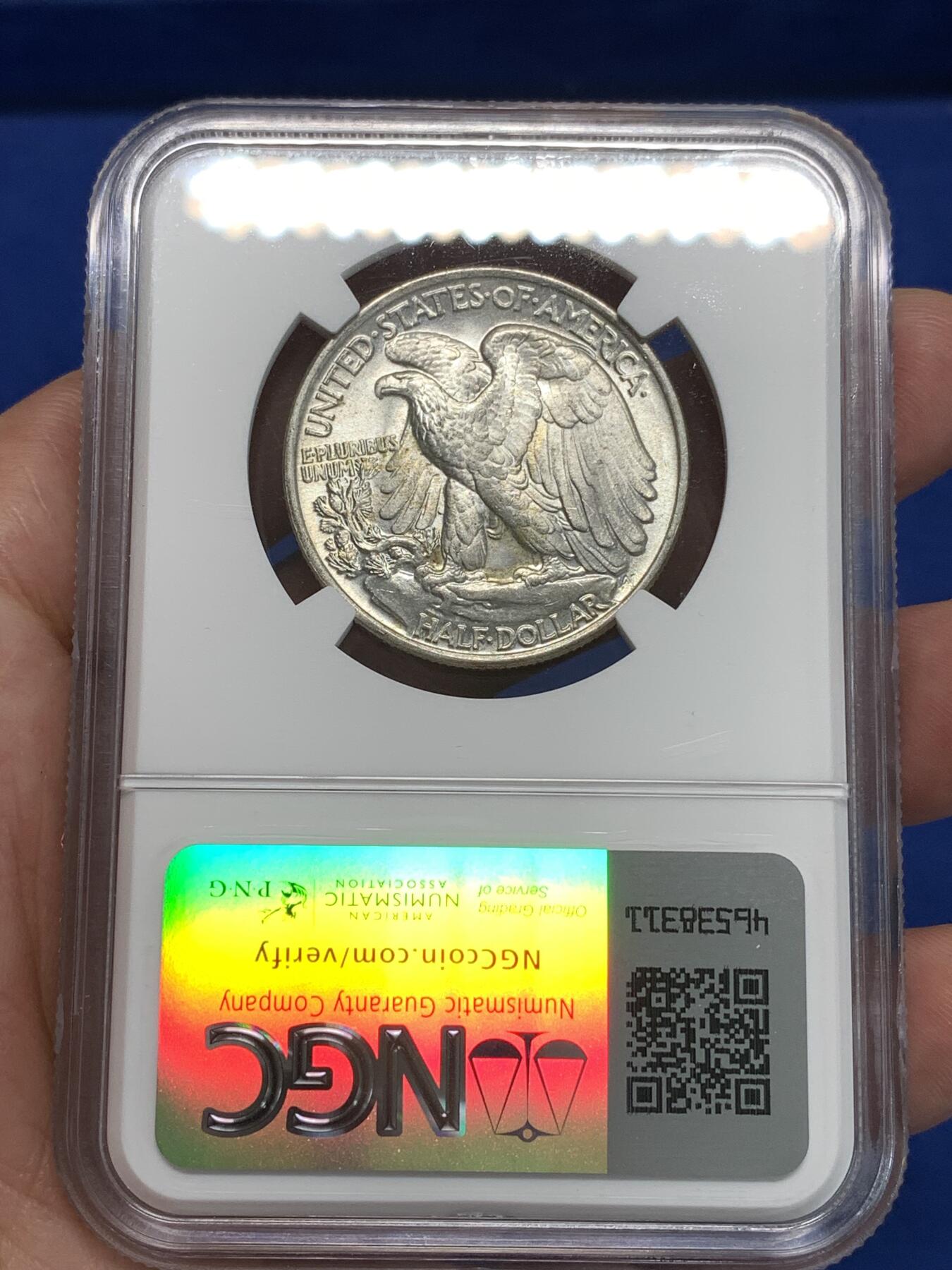 《竞宝斋》第292场- 周日，周一  2场连拍 （全场包邮） NGC MS64 美国1945年行走女神半圆银币 来自美国库存包装，非原卷，但是也未可见流通。双面带有脱模剂氧化而成的黄油包浆，养眼舒服。它也是美国币经典设计，深受世界人民喜爱，来自Adolph A. Weinman的设计。