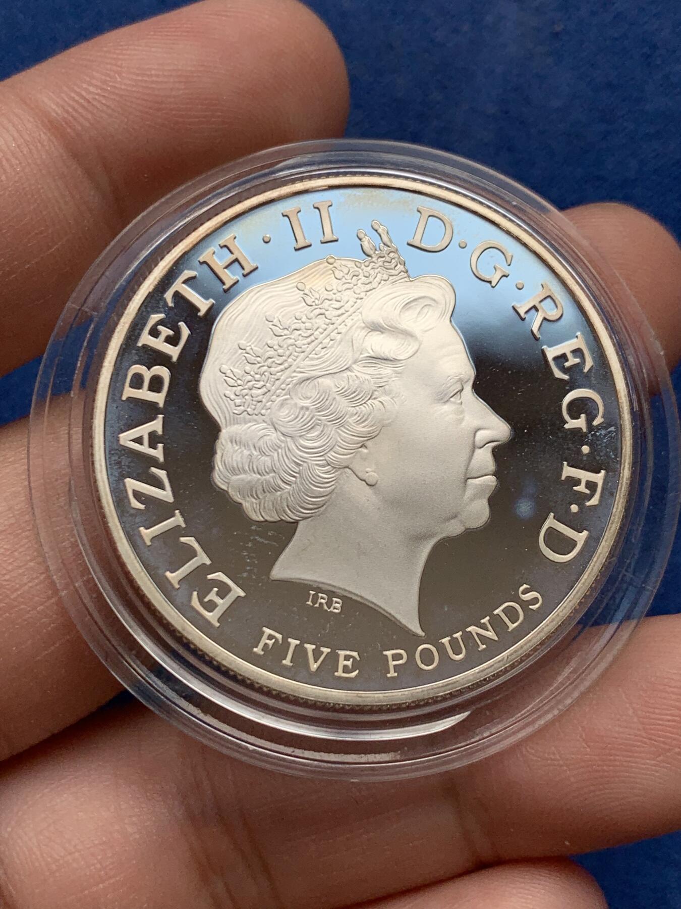 《竞宝斋》第292场- 周日，周一  2场连拍 （全场包邮） 英国2013年 伊丽莎白二世加冕60周年纪念 5镑 又称''最后的马剑'' 38.61mm 28.28g 0.925Ag 铸造量7500枚