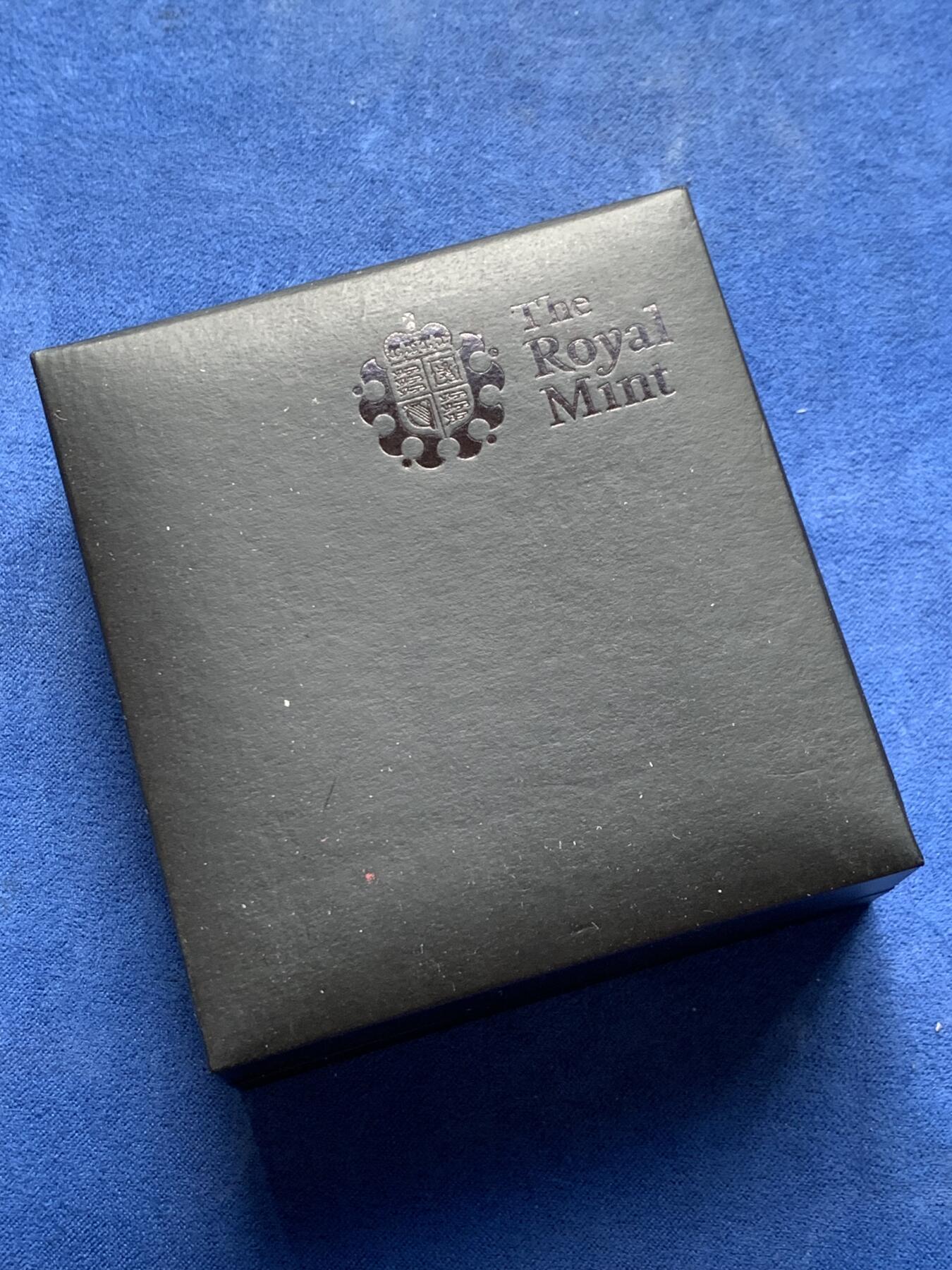 《竞宝斋》第292场- 周日，周一  2场连拍 （全场包邮） 英国2013年 伊丽莎白二世加冕60周年纪念 5镑 又称''最后的马剑'' 38.61mm 28.28g 0.925Ag 铸造量7500枚