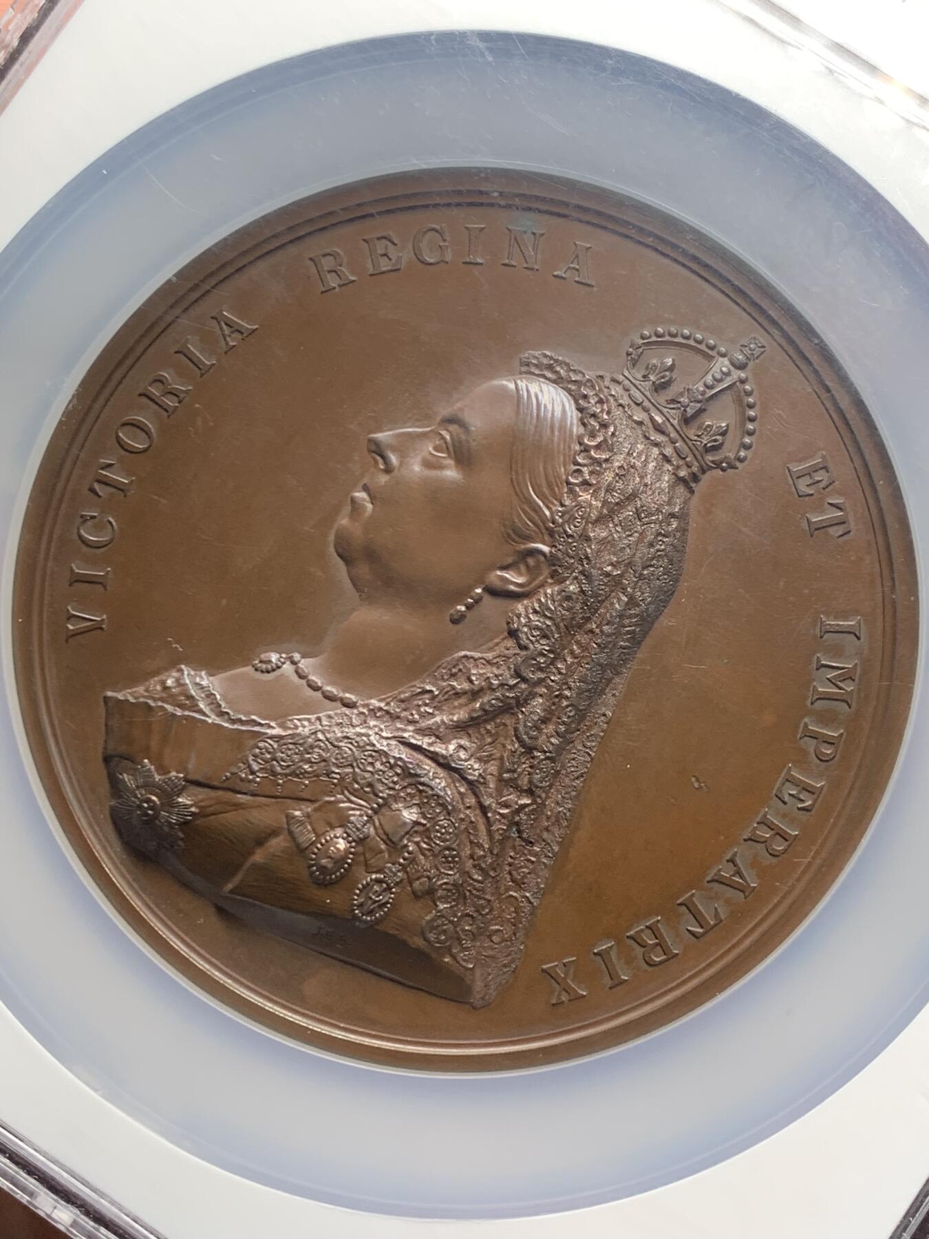 《竞宝斋》第292场- 周日，周一  2场连拍 （全场包邮） NGC MS63BN 英国1887年维多利亚女王登基50周年纪念铜章 直径75的超大经典铜章。