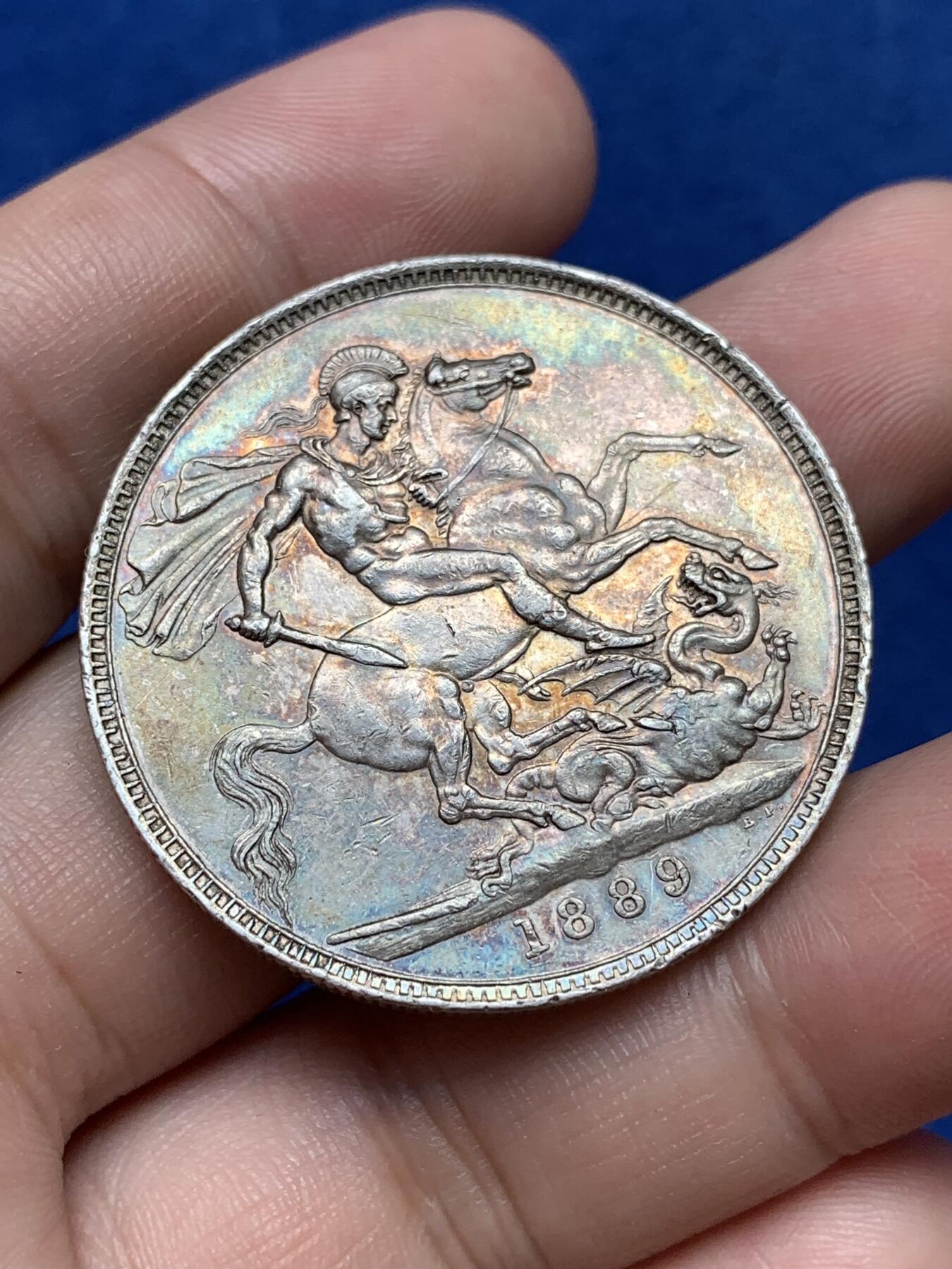 《竞宝斋》第292场- 周日，周一  2场连拍 （全场包邮） 英国1889年维多利亚高冠马剑克朗银币