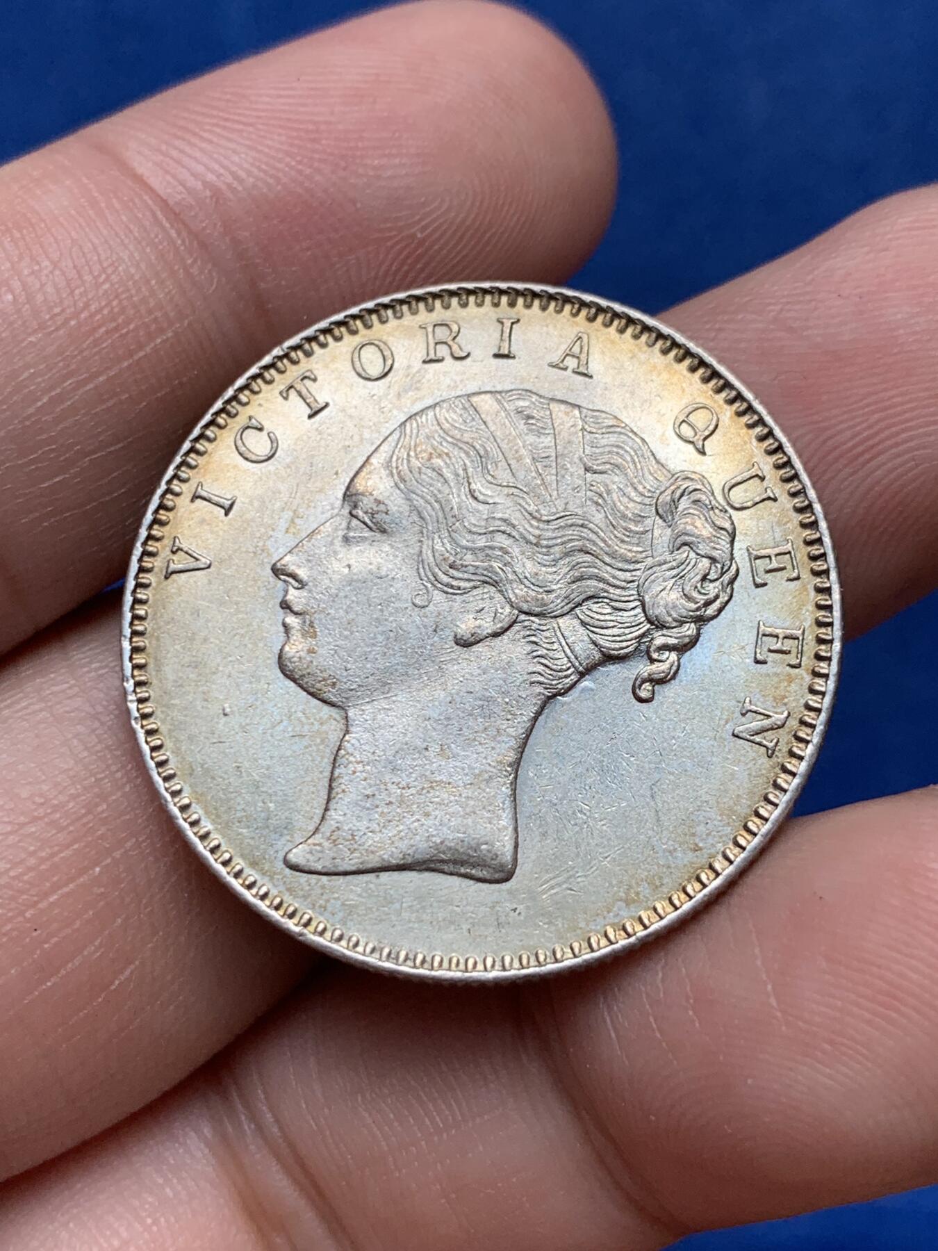 《竞宝斋》第292场- 周日，周一  2场连拍 （全场包邮） 英属印度1840年维多利亚单辫1卢比银币