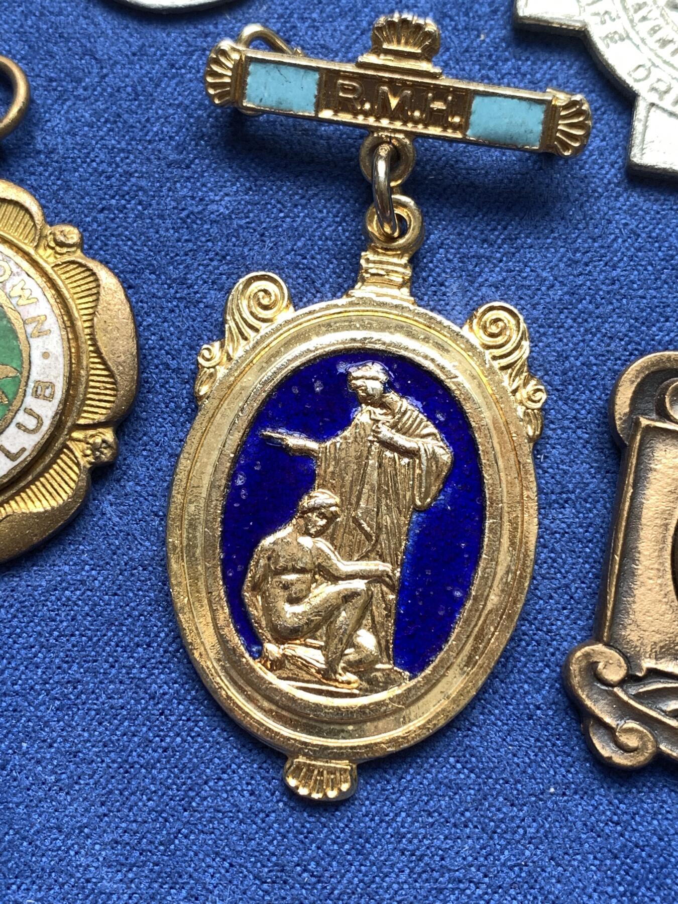 《竞宝斋》第292场- 周日，周一  2场连拍 （全场包邮） 外国纪念章一组 细节见图