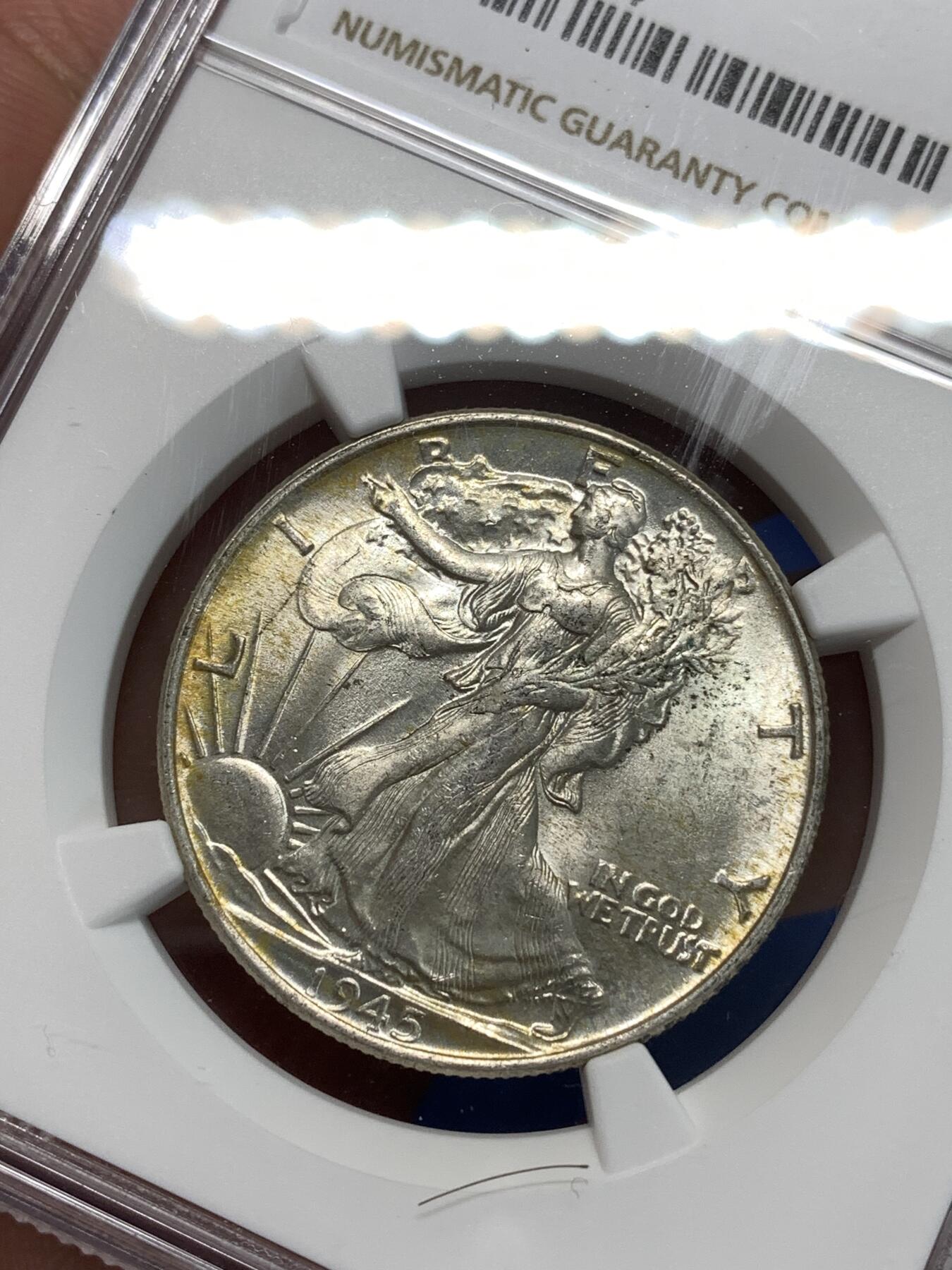 《竞宝斋》第292场- 周日，周一  2场连拍 （全场包邮） NGC MS64 美国1945年行走女神半圆银币 来自美国库存包装，非原卷，但是也未可见流通。双面带有脱模剂氧化而成的黄油包浆，养眼舒服。它也是美国币经典设计，深受世界人民喜爱，来自Adolph A. Weinman的设计。