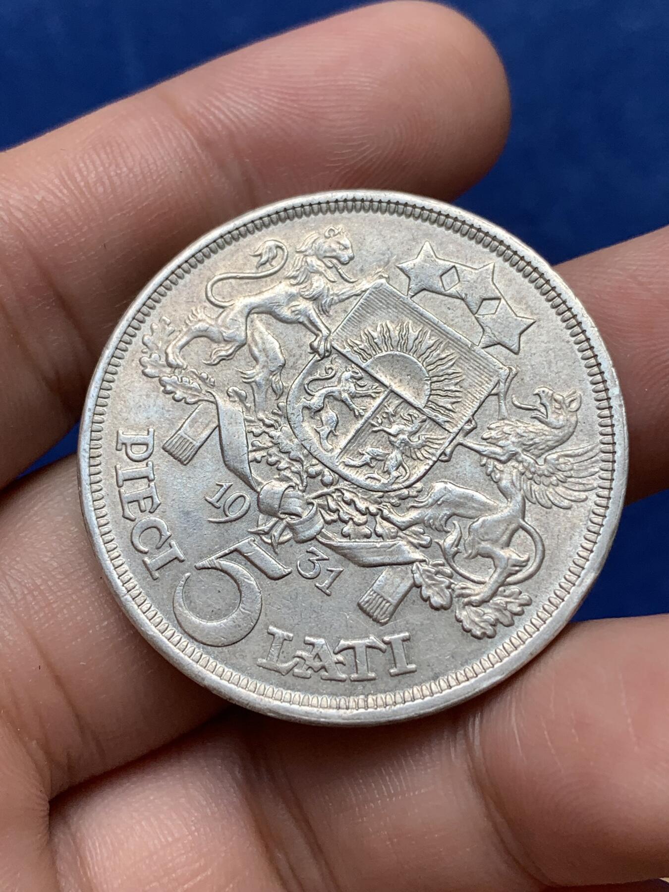 《竞宝斋》第292场- 周日，周一  2场连拍 （全场包邮） 拉脱维亚1931年民族少女5拉特 从公博64的盒子拆出 品相不错 比起NGC性价比高多了 适合把玩