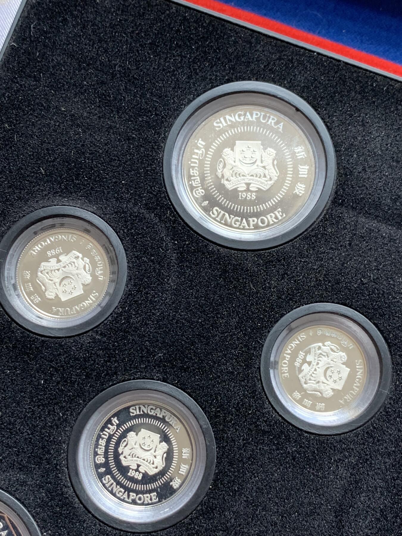 《竞宝斋》第292场- 周日，周一  2场连拍 （全场包邮） 新加坡1988年花卉精制银币套装一套六枚 早期出品 盒证齐全