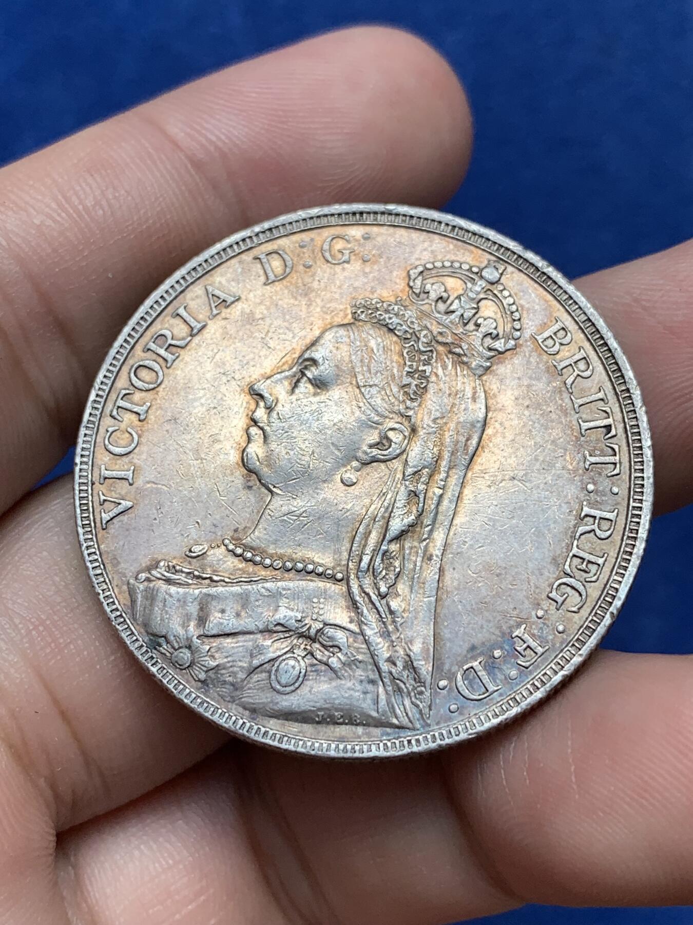 《竞宝斋》第292场- 周日，周一  2场连拍 （全场包邮） 英国1889年维多利亚高冠马剑克朗银币