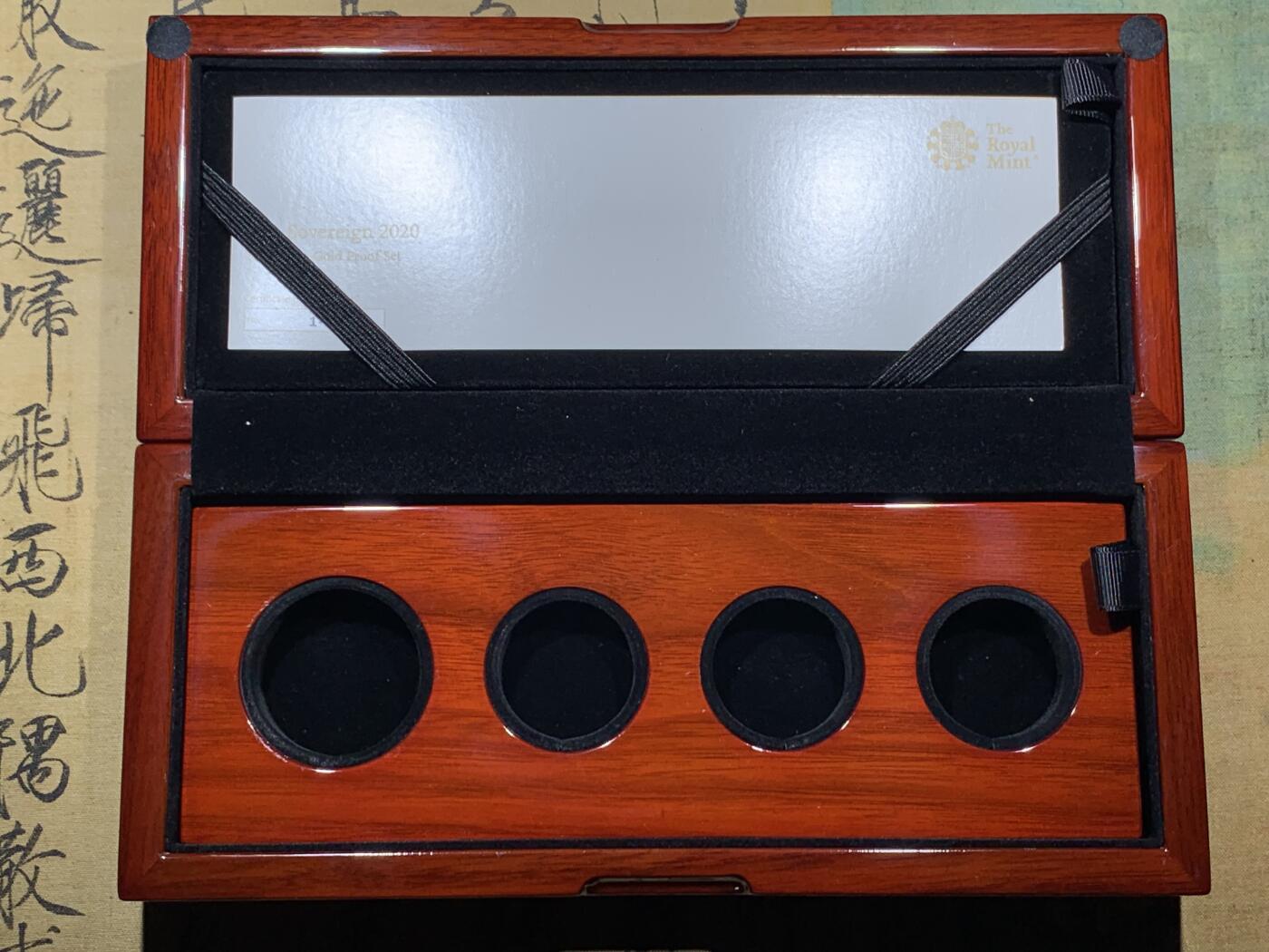 《竞宝斋》第292场- 周日，周一  2场连拍 （全场包邮） NGC PF69-70UC 英国 2020年 乔治三世200周年纪念索维林金币（4枚马剑金币套装总重30克，带钢琴漆木质原盒，限量600套，金价高企错过可惜！）