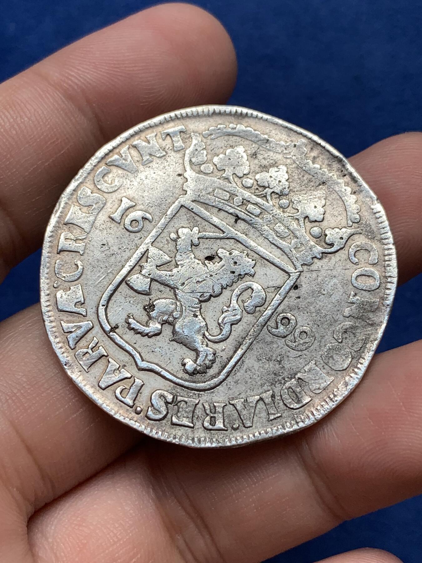 《竞宝斋》第292场- 周日，周一  2场连拍 （全场包邮） 荷兰 1699年 海尔德兰省，少见地名，持剑武士1杜卡特银币，早期品种，状态已经算不错，27.6克，光边