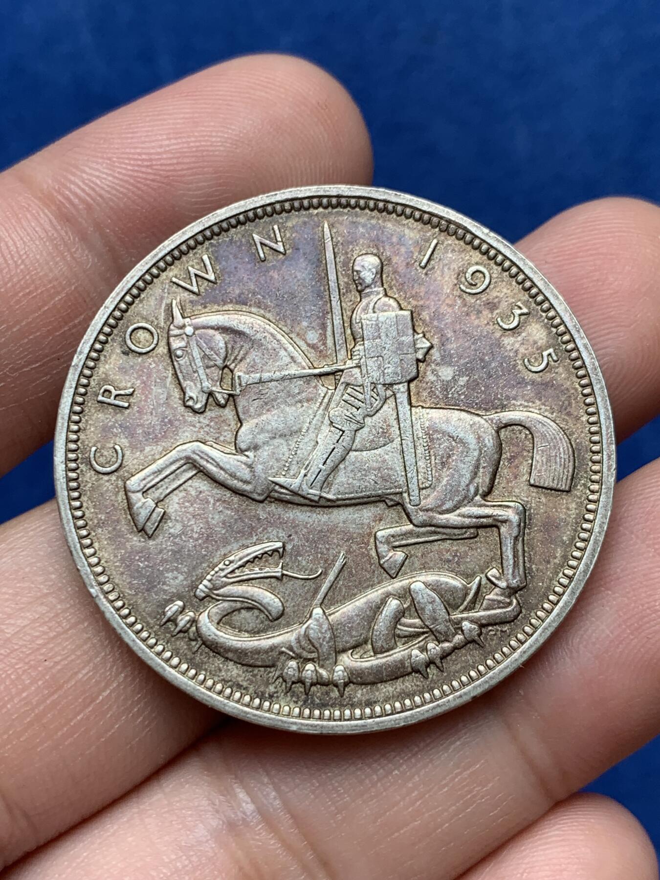 《竞宝斋》第292场- 周日，周一  2场连拍 （全场包邮） 英国1935年乔治五世木马剑银币 十分舒服的老包浆 值得拥有