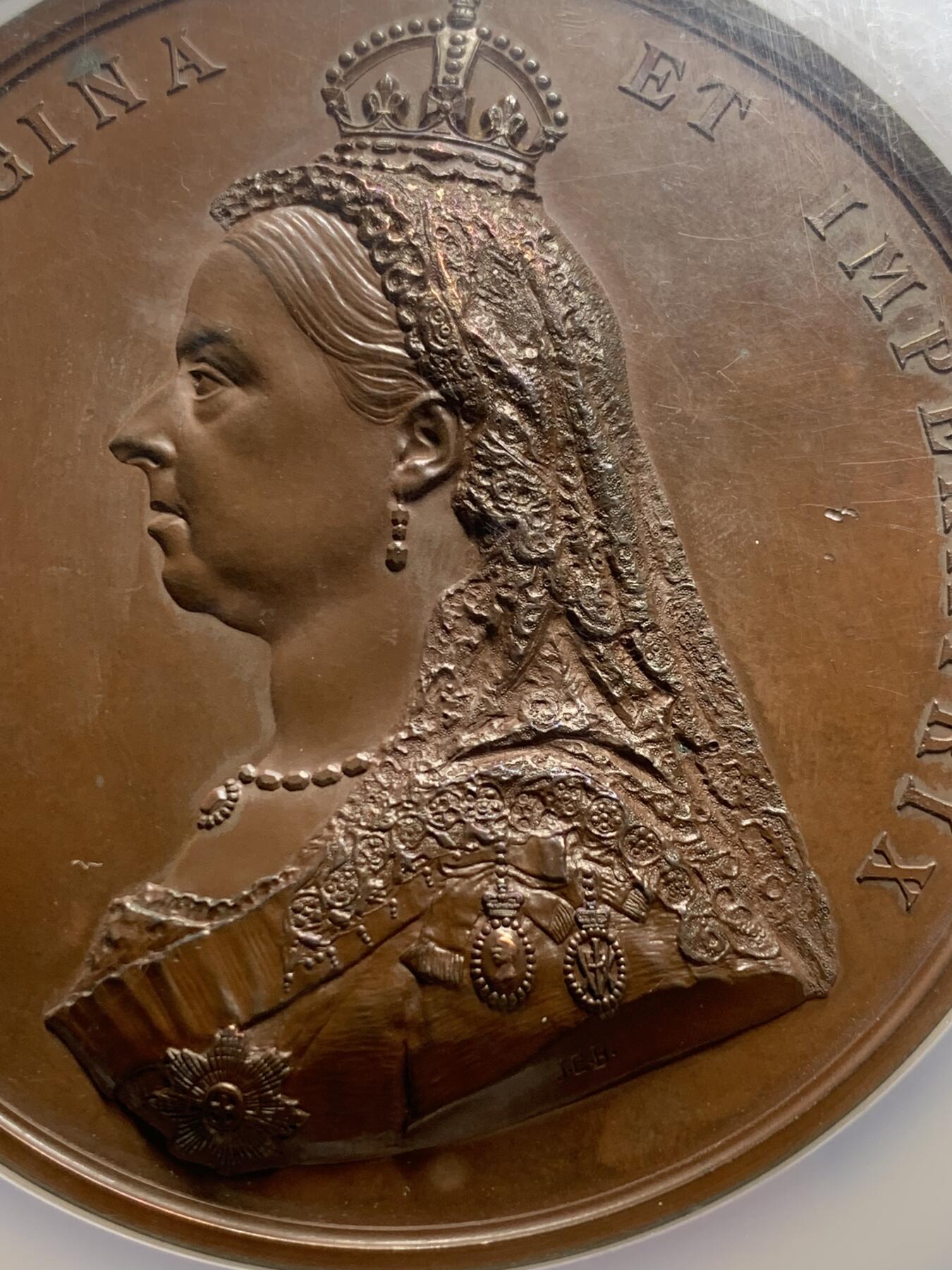 《竞宝斋》第292场- 周日，周一  2场连拍 （全场包邮） NGC MS63BN 英国1887年维多利亚女王登基50周年纪念铜章 直径75的超大经典铜章。