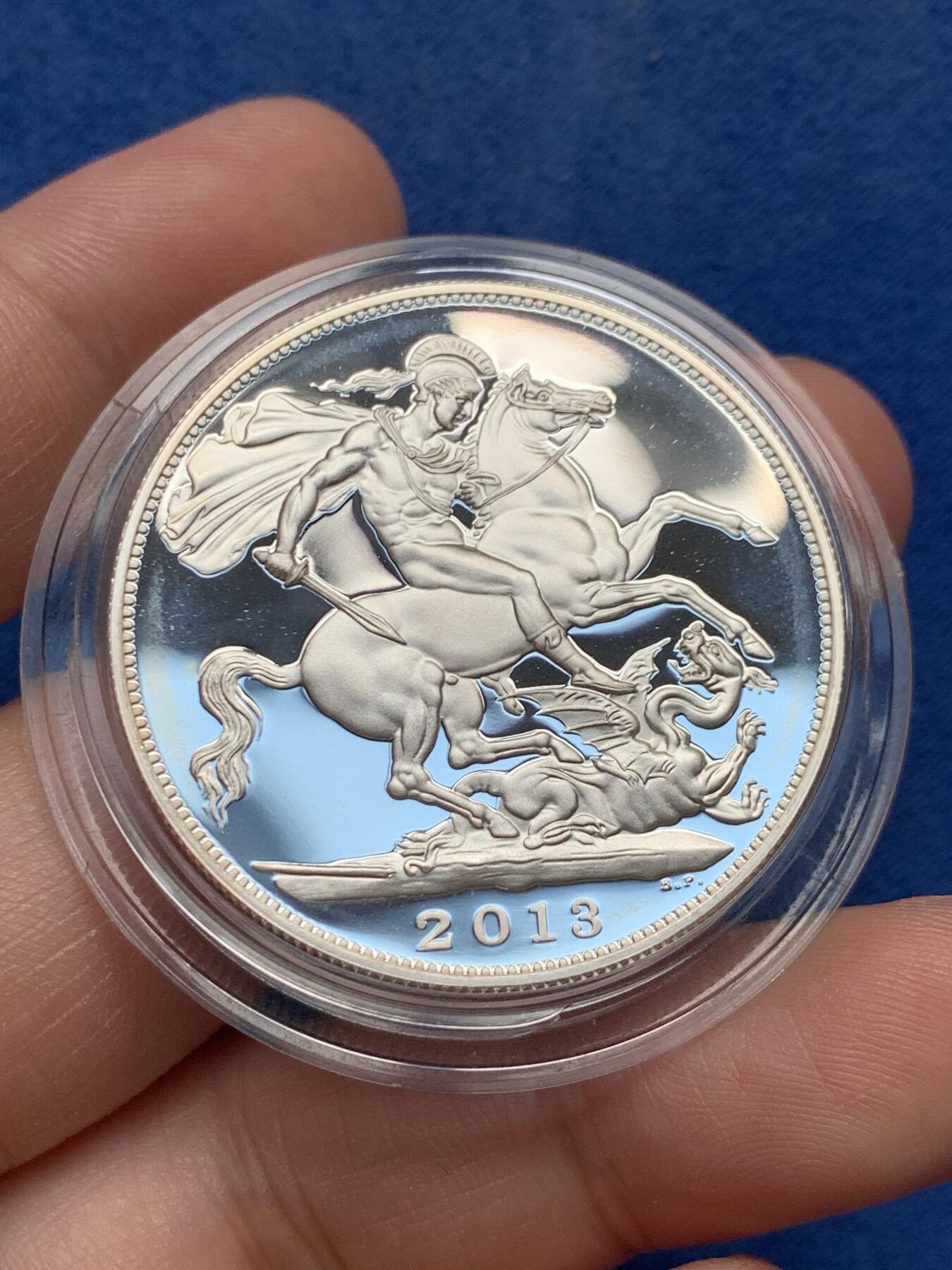 《竞宝斋》第292场- 周日，周一  2场连拍 （全场包邮） 英国2013年 伊丽莎白二世加冕60周年纪念 5镑 又称''最后的马剑'' 38.61mm 28.28g 0.925Ag 铸造量7500枚