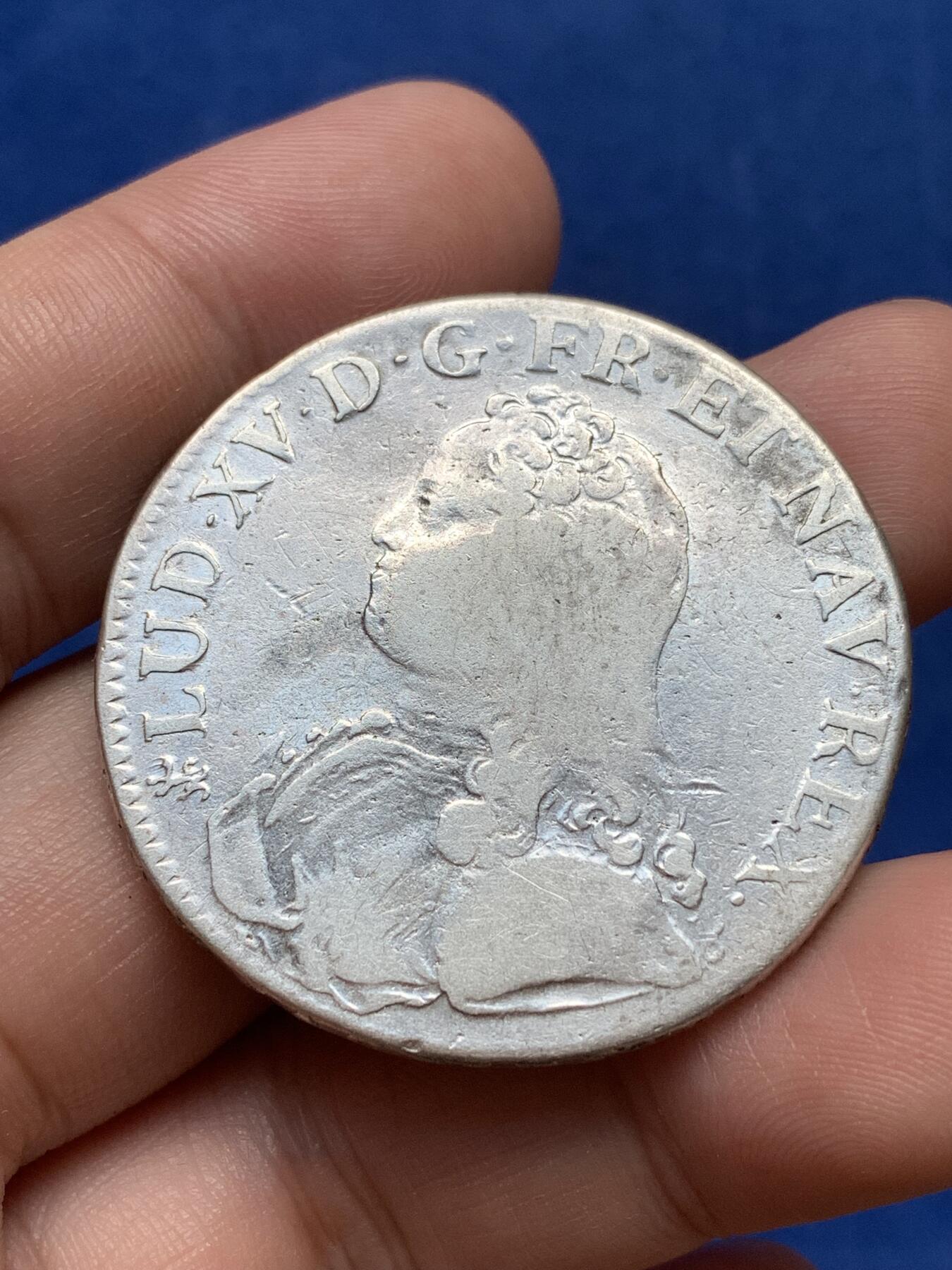 《竞宝斋》第292场- 周日，周一  2场连拍 （全场包邮） 法国1726年路易十五埃居大银币 年轻版头像 早期品种 细节见图