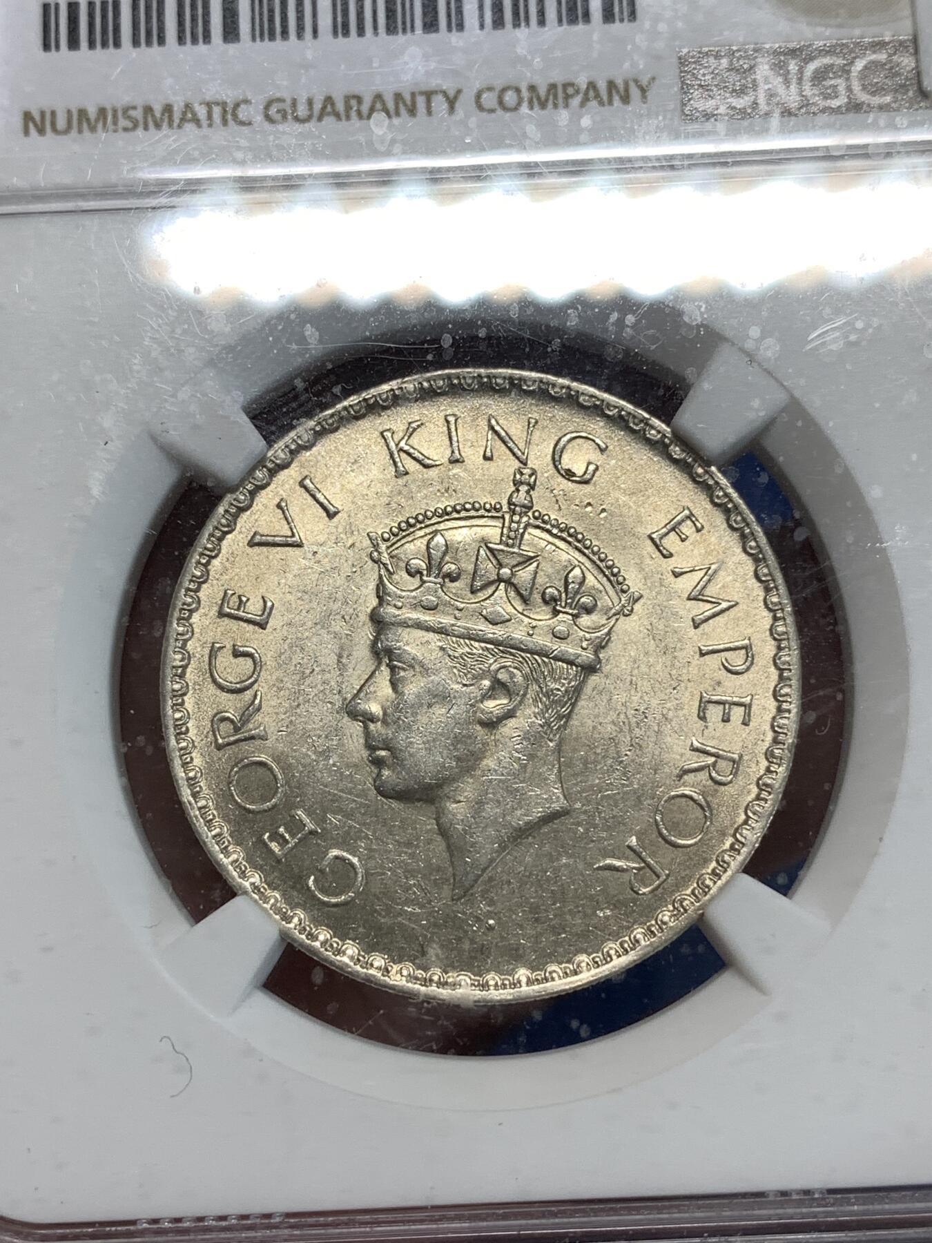 《竞宝斋》第292场- 周日，周一  2场连拍 （全场包邮） NGC MS62 英属印度1940年乔六1卢比 这个是早期40年版本，边齿更细跟后期的不同，收集大全套不可少