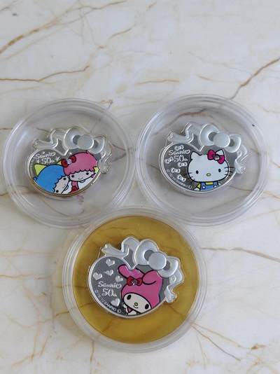 【海寕潮】拍卖第121期 - 【海寧潮】纽埃2010年Hello Kitty诞生50周年镶嵌水晶银币套3枚装，999银，1盎司*市场售价18803