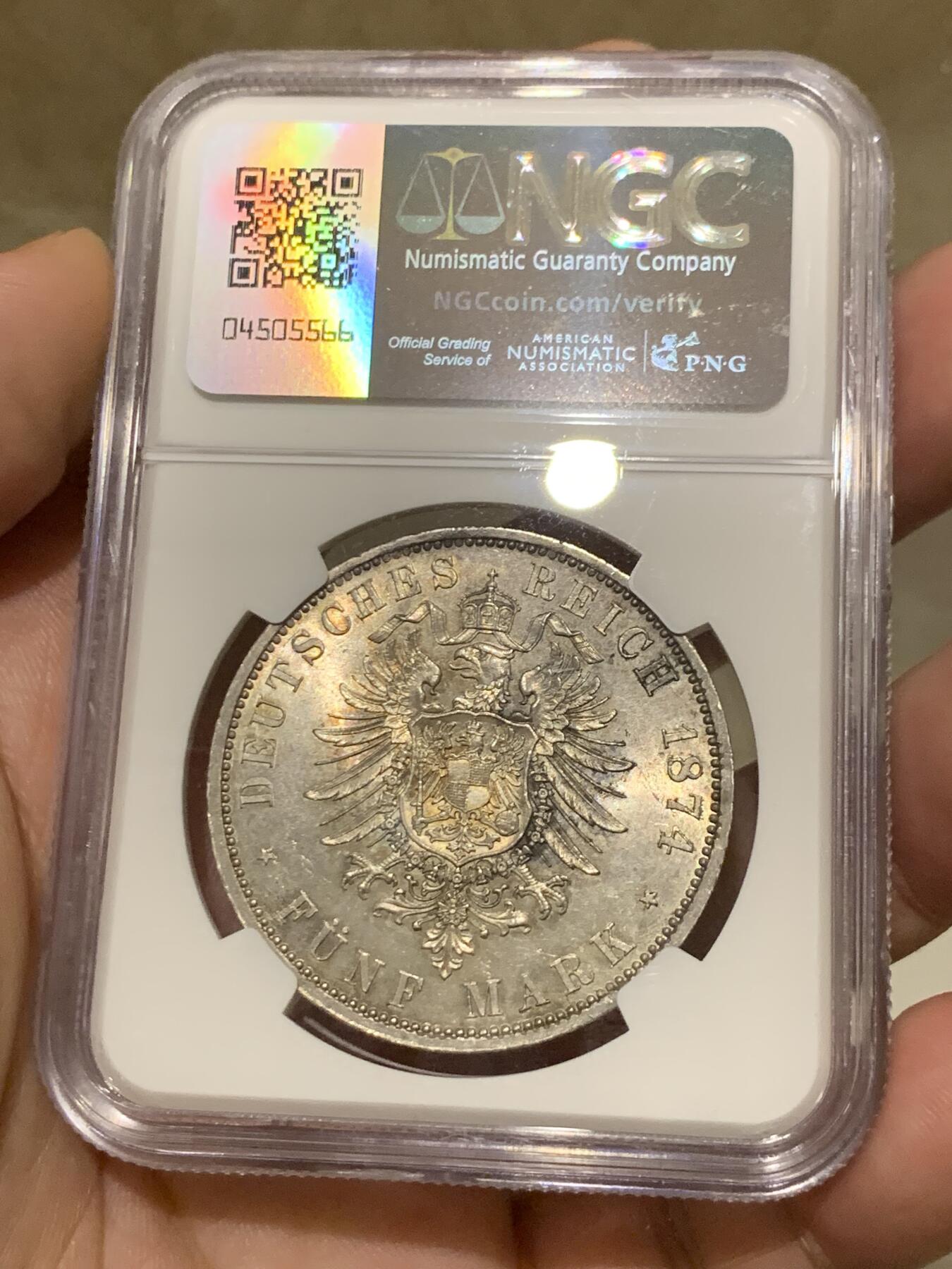 《竞宝斋》第292场- 周日，周一  2场连拍 （全场包邮） NGC MS63 德国1874年首年普鲁士威廉一世短翅5马克银币 曝光车轮转光流通马克中的经典威一短翅好品极难