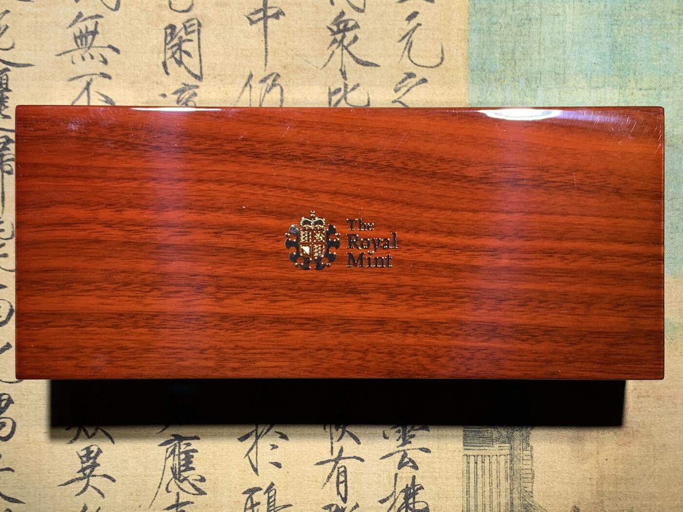 《竞宝斋》第292场- 周日，周一  2场连拍 （全场包邮） NGC PF69-70UC 英国 2020年 乔治三世200周年纪念索维林金币（4枚马剑金币套装总重30克，带钢琴漆木质原盒，限量600套，金价高企错过可惜！）