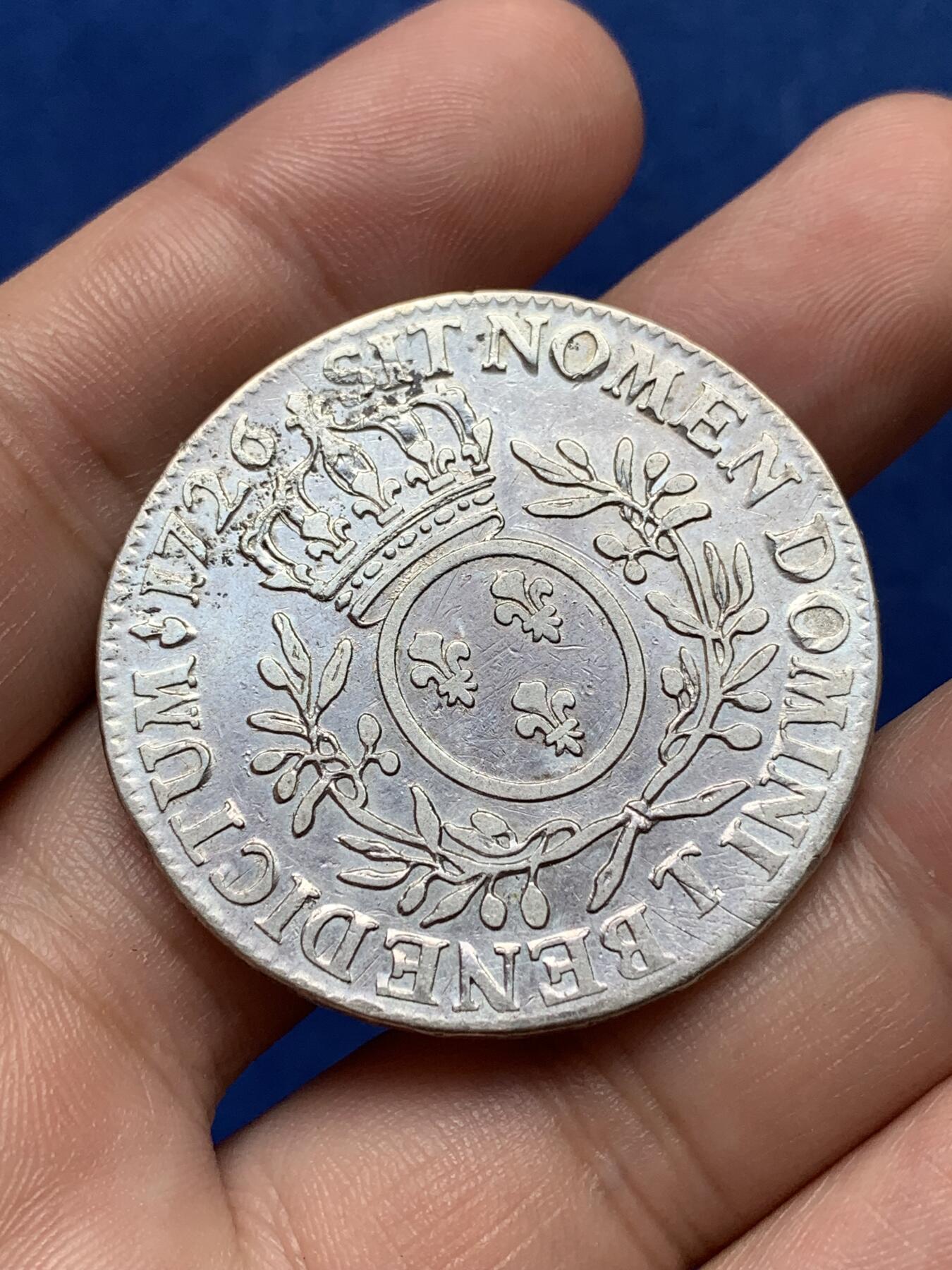 《竞宝斋》第292场- 周日，周一  2场连拍 （全场包邮） 法国1726年路易十五埃居大银币 年轻版头像 早期品种 细节见图