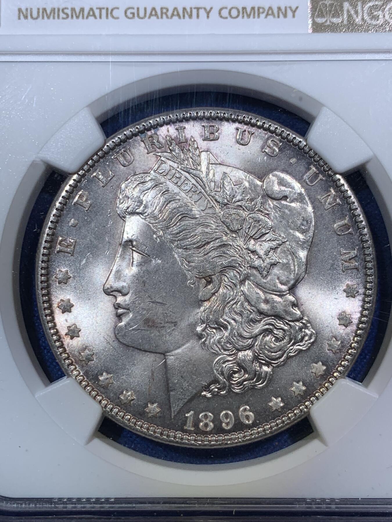 《竞宝斋》第292场- 周日，周一  2场连拍 （全场包邮） NGC MS63 美国1896摩根 绝对低评 包浆非常漂亮 蓝色和紫色交织在币面上 配合闪闪的银光 实属自藏佳品