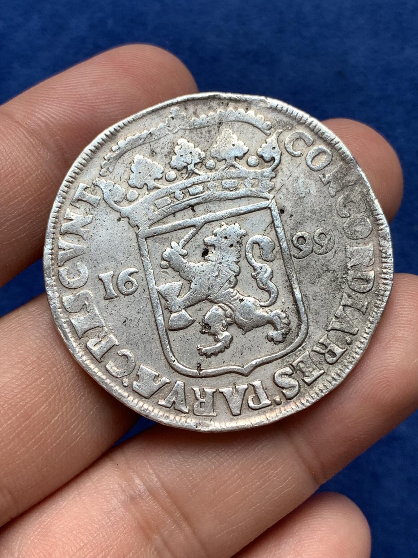 《竞宝斋》第292场- 周日，周一  2场连拍 （全场包邮） 荷兰 1699年 海尔德兰省，少见地名，持剑武士1杜卡特银币，早期品种，状态已经算不错，27.6克，光边