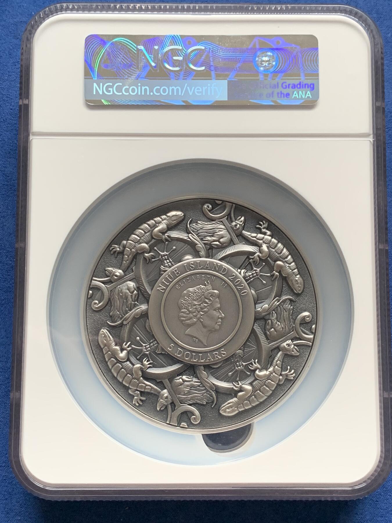 《竞宝斋》第292场- 周日，周一  2场连拍 （全场包邮） NGC MS70ANTIQUED 纽埃2020年5美元高浮雕仿古特大银铜币 特洛伊第一勇士“赫克特耳”，材质：2盎司999银+11.5盎司999铜（约：420克），直径80毫米，限量发型500枚，该枚为112号。冠军分（70分仅3枚），首期发行蓝标，盒证齐全，（证书为银章，0.1盎司银，约3余克）