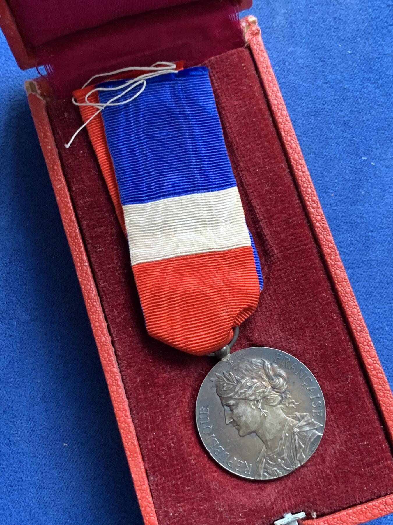 《竞宝斋》第292场- 周日，周一  2场连拍 （全场包邮） 荣誉勋章 劳动和社会保障部1921年授予Mle V Volard的法国银章