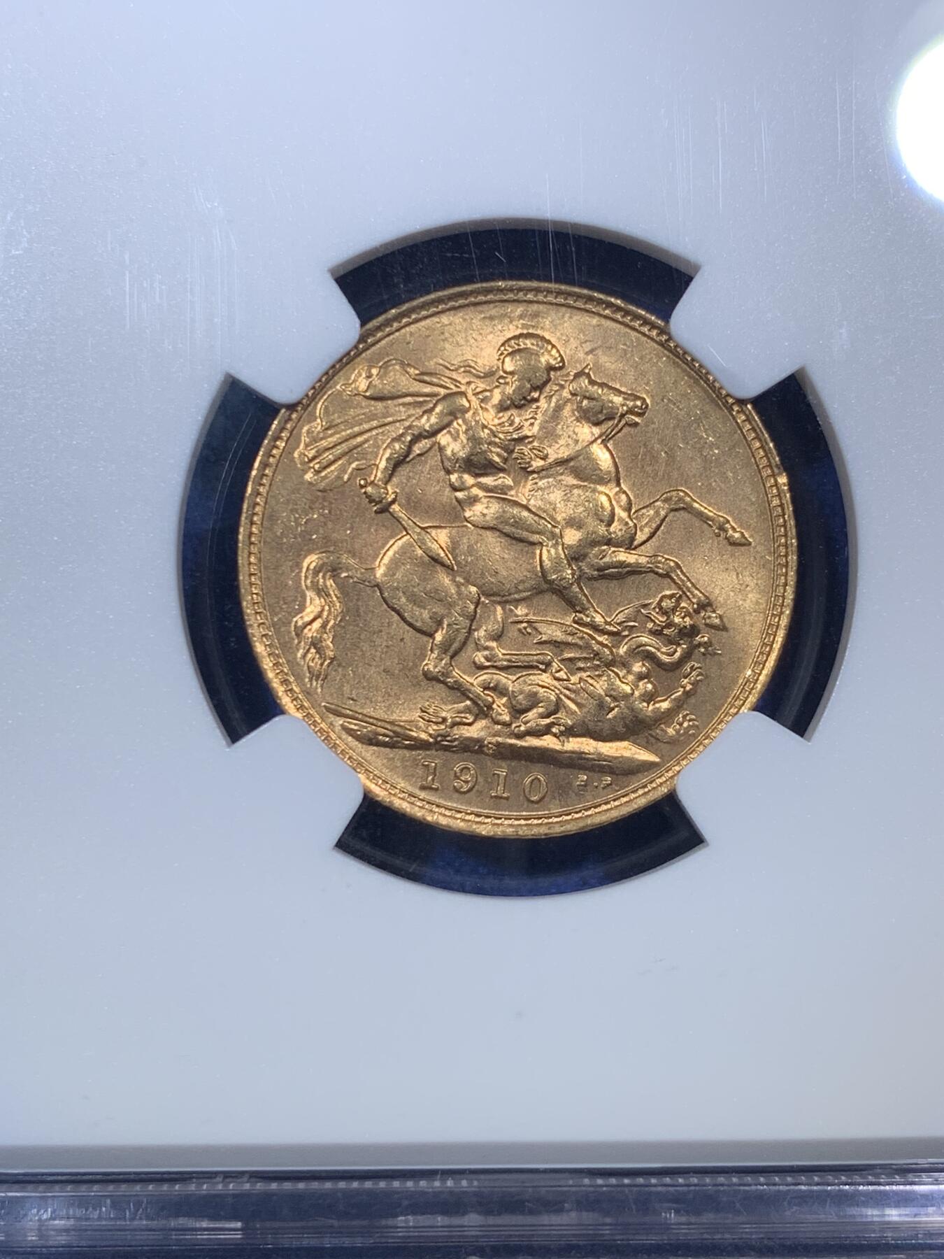 《竞宝斋》第292场- 周日，周一  2场连拍 （全场包邮） NGC MS63 澳大利亚1910年爱德华七世1索维林金币 1镑 国王头像打制细腻锐利，头发胡须根根分明，金子比较软，流通金币上无论是存储还是流通中都特别容易留下接触痕，110年岁月，如此品相非常不容易了。金价迅速上涨的今天，还要什么比金币更保值的理财品种呢？金料价：4150元。