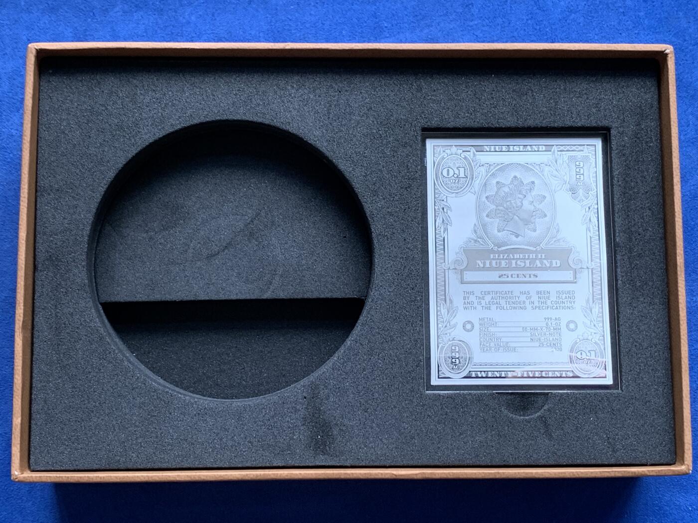 《竞宝斋》第292场- 周日，周一  2场连拍 （全场包邮） NGC MS70ANTIQUED 纽埃2020年5美元高浮雕仿古特大银铜币 特洛伊第一勇士“赫克特耳”，材质：2盎司999银+11.5盎司999铜（约：420克），直径80毫米，限量发型500枚，该枚为112号。冠军分（70分仅3枚），首期发行蓝标，盒证齐全，（证书为银章，0.1盎司银，约3余克）