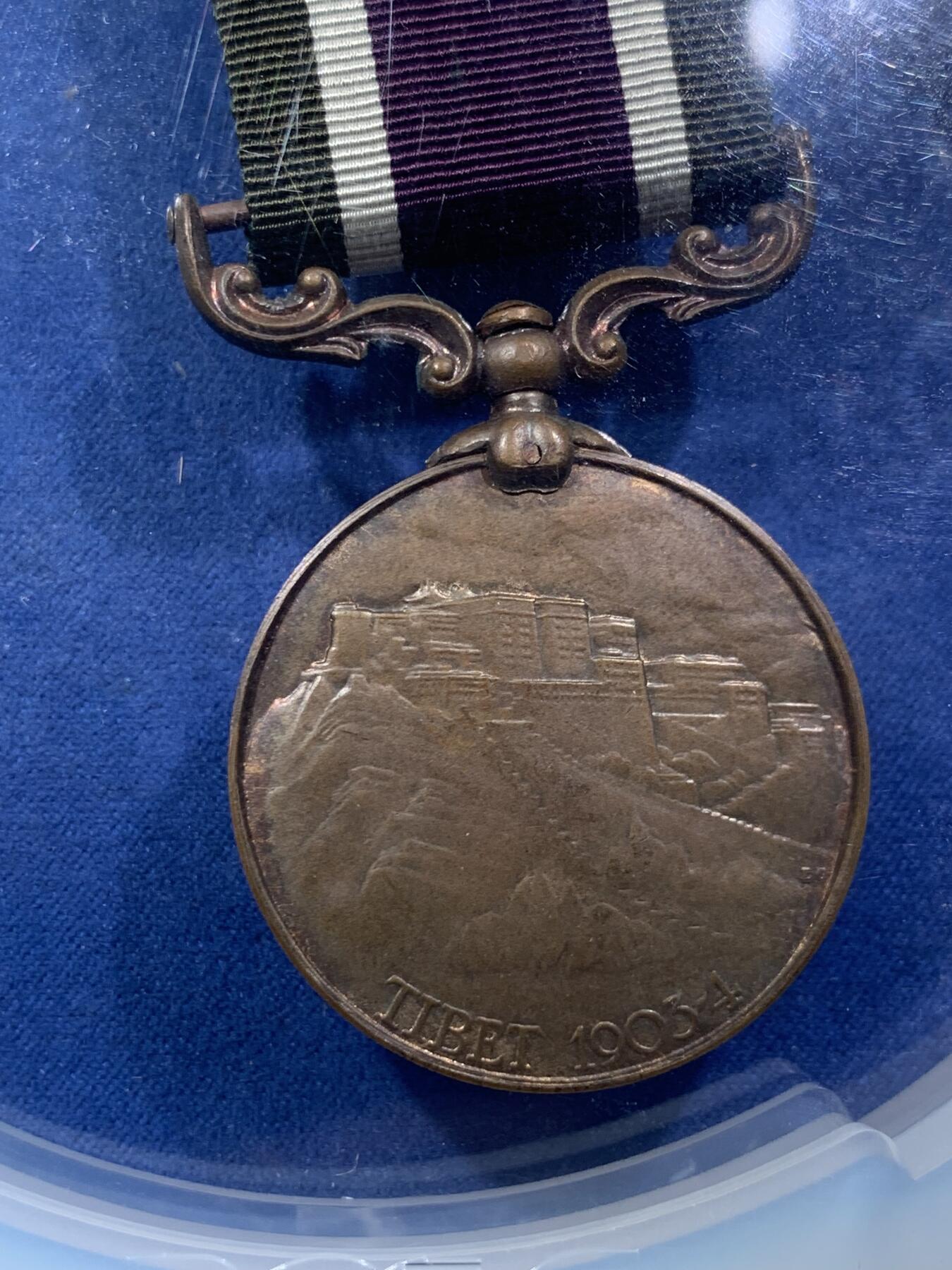 《竞宝斋》第292场- 周日，周一  2场连拍 （全场包邮） PCGS MS64 冠军分 英国1903-04年西藏战役纪念铜章 爱德华七世戎装像背面布达拉宫 带花刻边铭 大多缺少绶带 完整配绶带且入盒者难能可贵 唯一冠军分