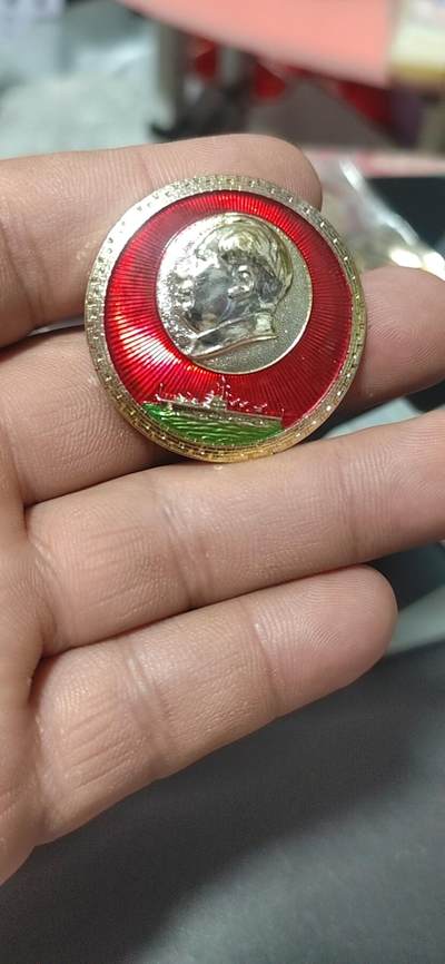 毛主席像章拍场，都是部队章 - 🔥🔥🔥🔥毛主席像章，38.7毫米，背面有铭文：大海航行靠舵手干革命靠毛泽东思想，  武汉空司