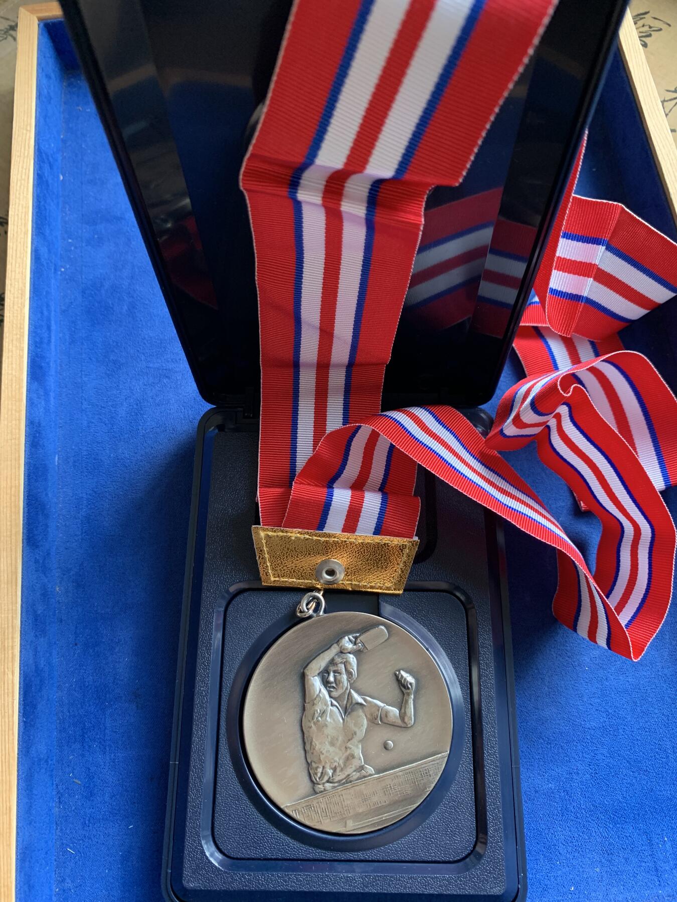 《竞宝斋》第292场- 周日，周一  2场连拍 （全场包邮） 日本章三个  乒乓球奖章雕刻不错