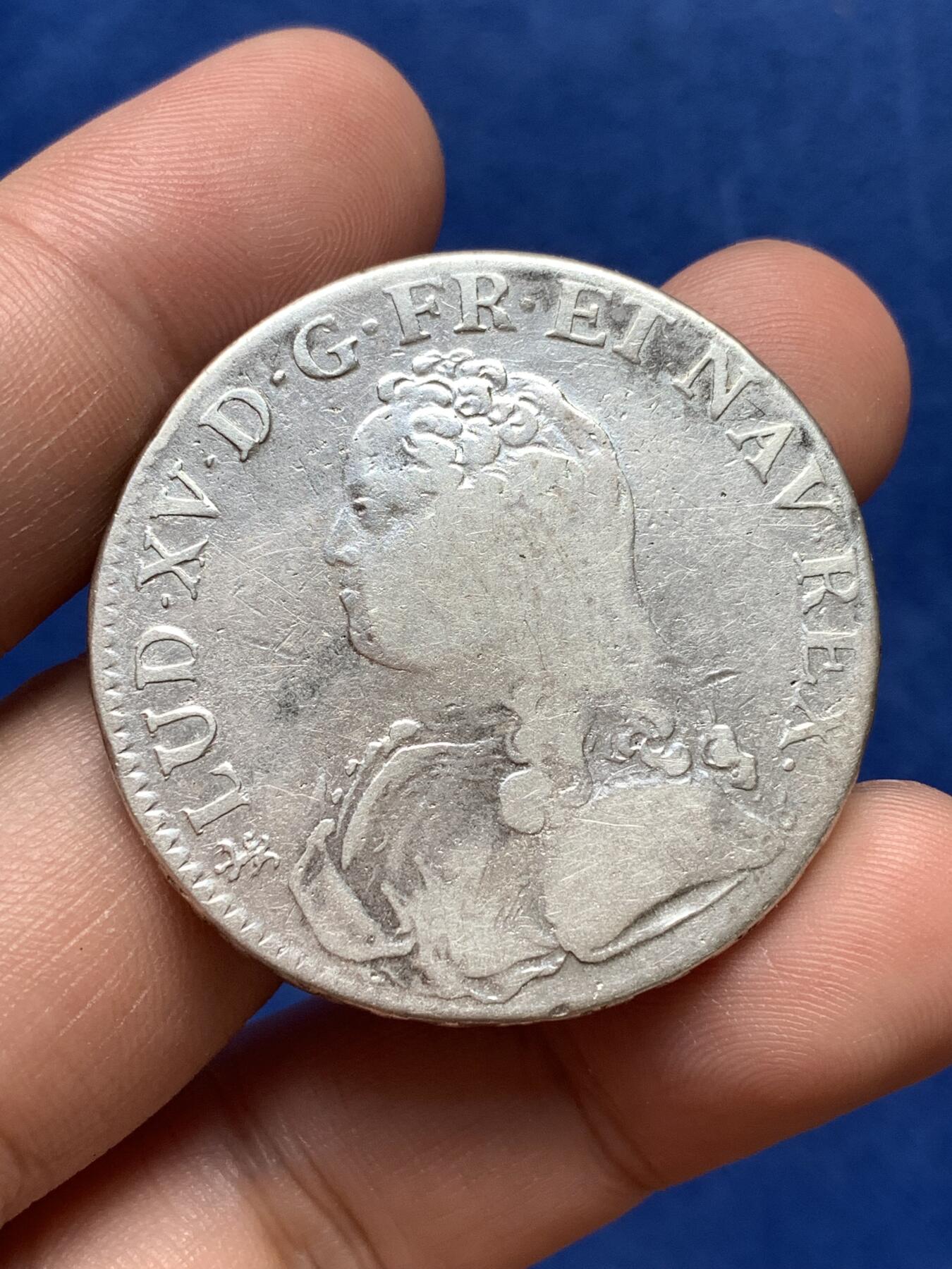 《竞宝斋》第292场- 周日，周一  2场连拍 （全场包邮） 法国1726年路易十五埃居大银币 年轻版头像 早期品种 细节见图