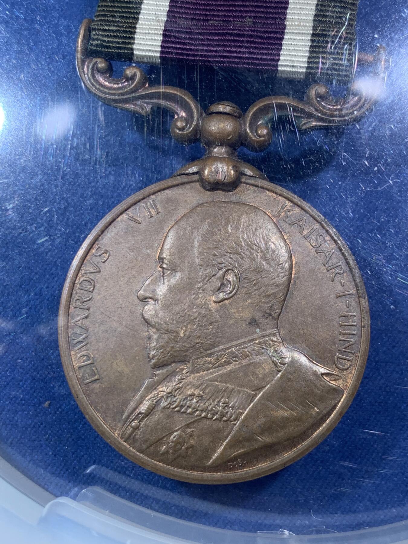 《竞宝斋》第292场- 周日，周一  2场连拍 （全场包邮） PCGS MS64 冠军分 英国1903-04年西藏战役纪念铜章 爱德华七世戎装像背面布达拉宫 带花刻边铭 大多缺少绶带 完整配绶带且入盒者难能可贵 唯一冠军分