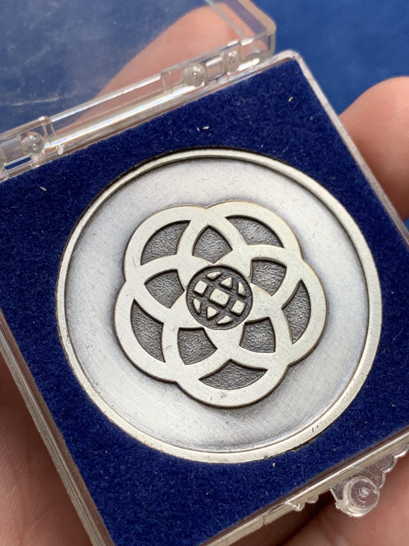 《竞宝斋》第292场- 周日，周一  2场连拍 （全场包邮） 日本章三个  乒乓球奖章雕刻不错