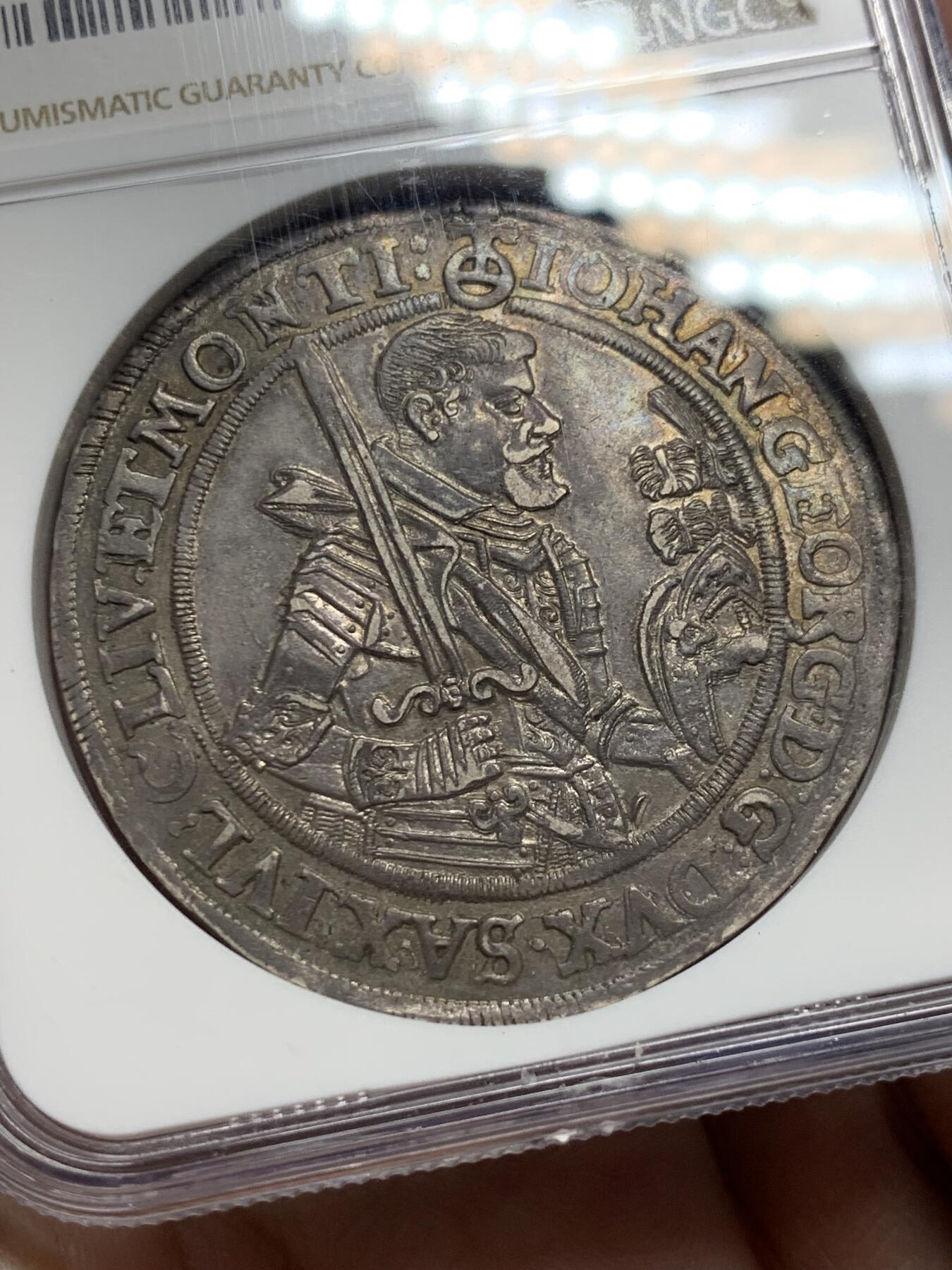 《竞宝斋》第292场- 周日，周一  2场连拍 （全场包邮） NGC AU58 季军分 德国 萨克森 1624年 持剑武士泰勒大银币 原味欧陆包浆，深打好状态，实为不易。好状态老泰勒稀少，仅有2枚更高分